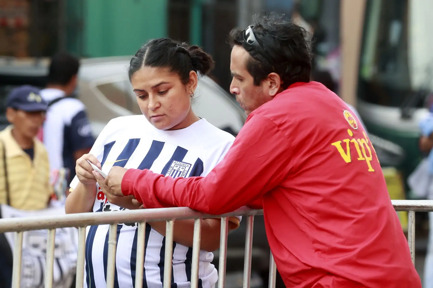 Desde temprano se van congregando al estadio Nacional, los hinchas de Alianza Lima en la noche blanquiazul, donde presentaran su plantel del 2024 contra el Once Caldas de Colombia.Foto: ANDINA/Vidal Tarqui