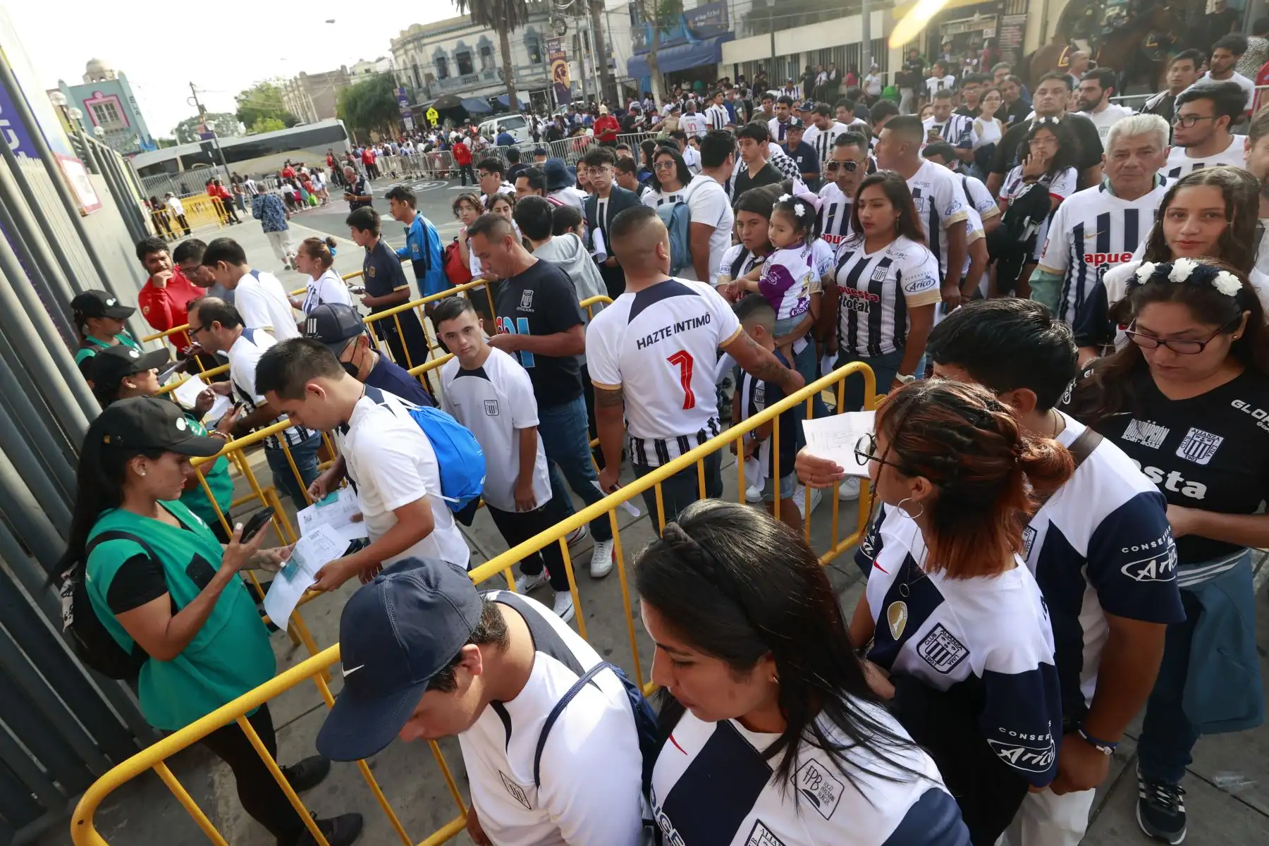 Desde temprano se van congregando al estadio Nacional, los hinchas de Alianza Lima en la noche blanquiazul, donde presentaran su plantel del 2024 contra el Once Caldas de Colombia.Foto: ANDINA/Vidal Tarqui