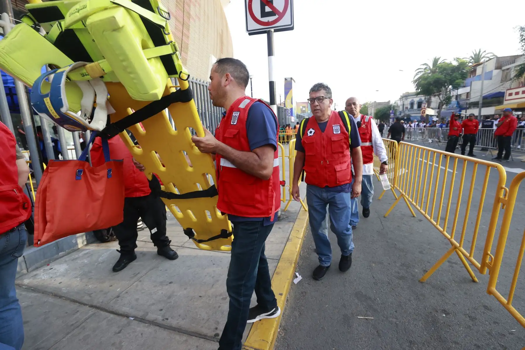 Desde temprano se van congregando al estadio Nacional, los hinchas de Alianza Lima en la noche blanquiazul, donde presentaran su plantel del 2024 contra el Once Caldas de Colombia.Foto: ANDINA/Vidal Tarqui