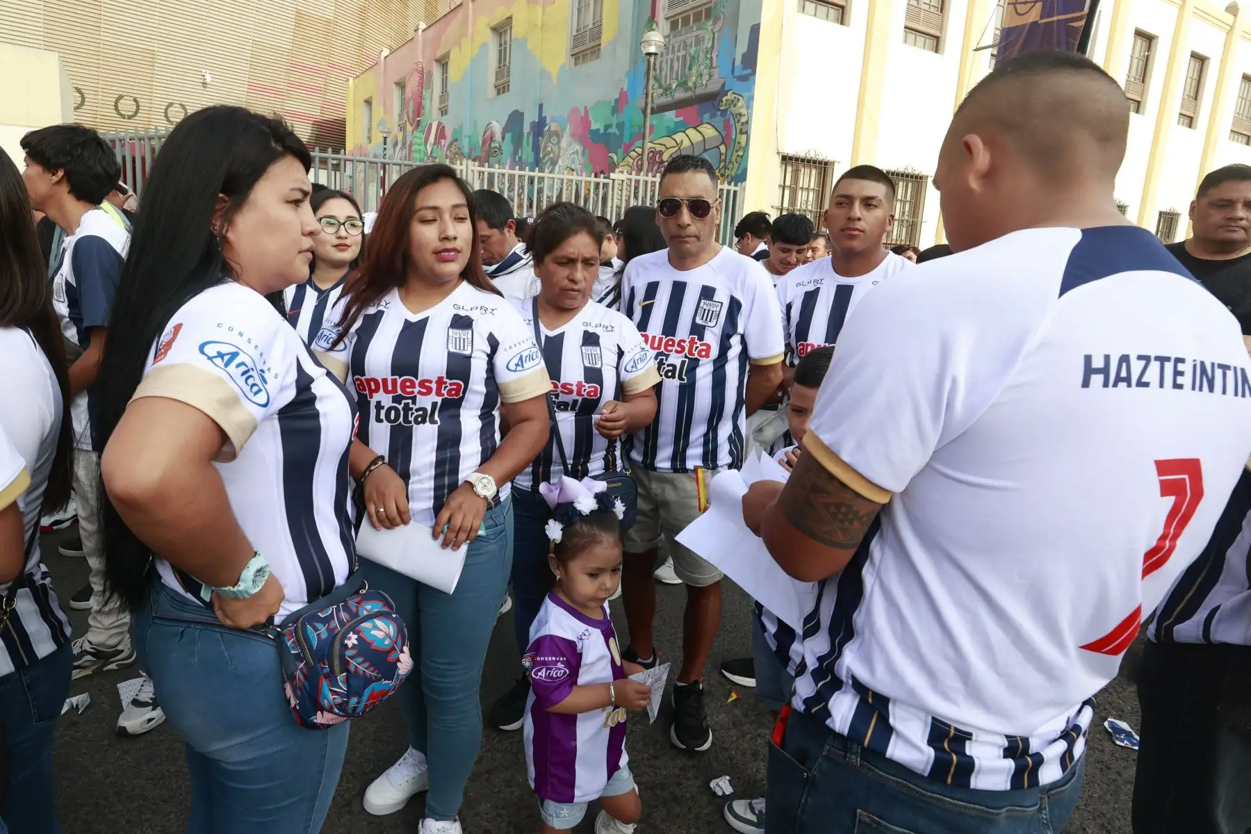 Desde temprano se van congregando al estadio Nacional, los hinchas de Alianza Lima en la noche blanquiazul, donde presentaran su plantel del 2024 contra el Once Caldas de Colombia.Foto: ANDINA/Vidal Tarqui