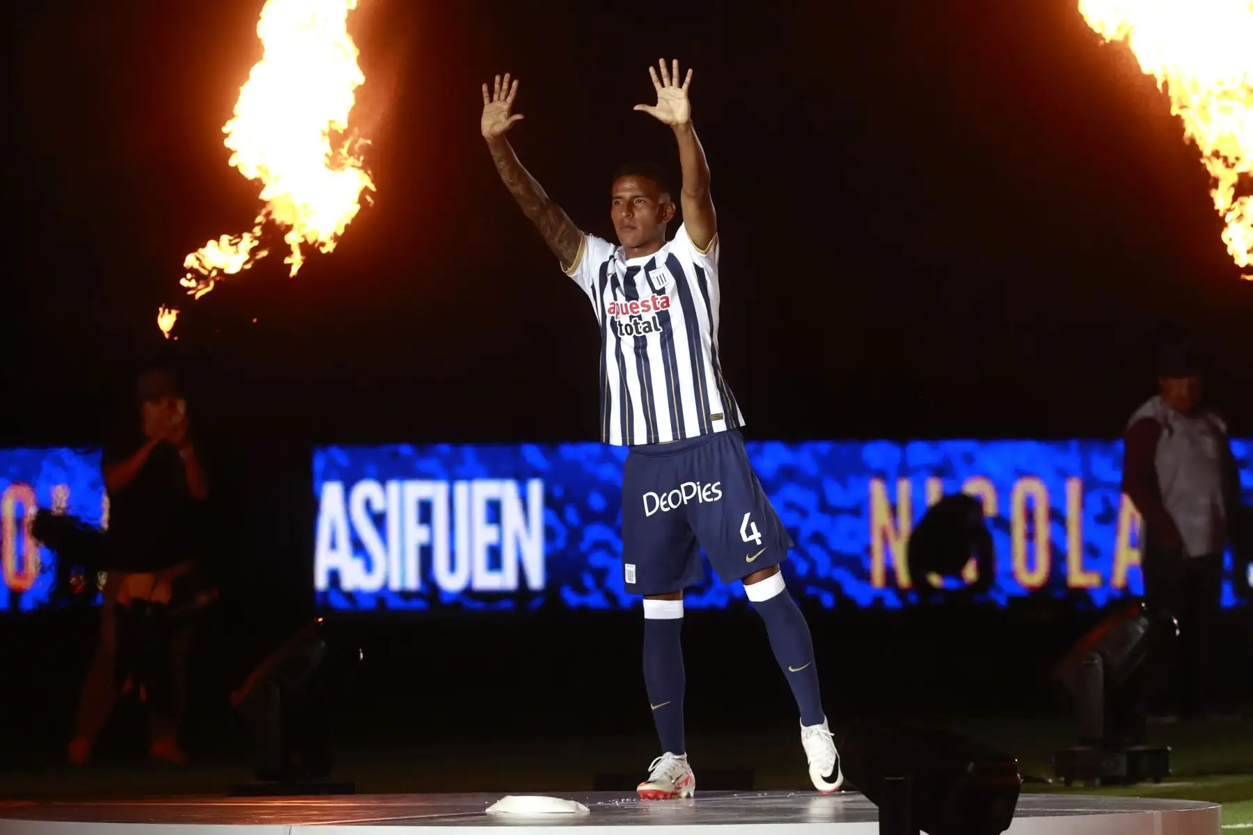 Alianza Lima presenta su plantel 2024 en el Estadio Nacional en tradicional Noche Blanquiazul Foto: ANDINA/Vidal Tarqui