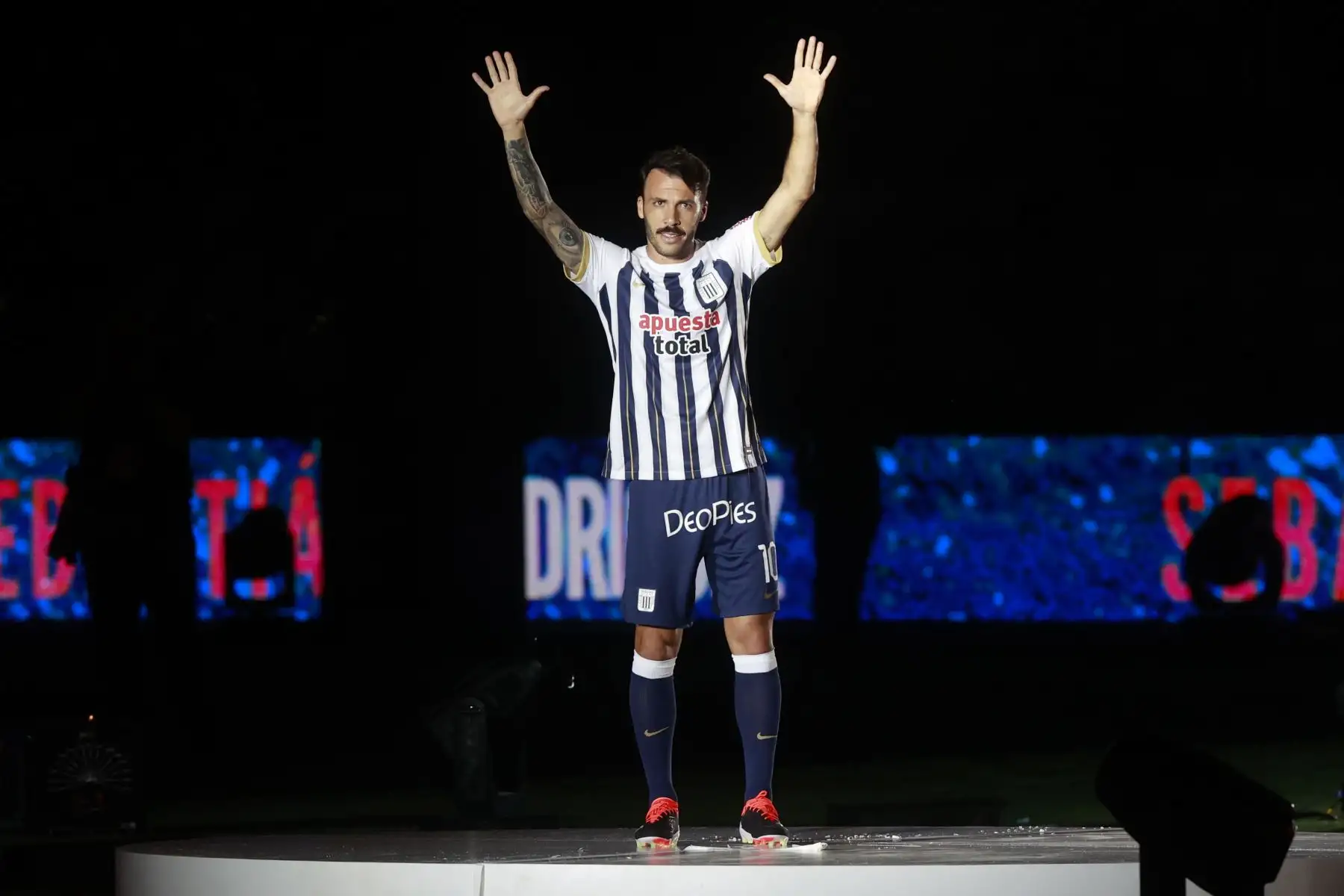 Alianza Lima presenta su plantel 2024 en el Estadio Nacional en tradicional Noche Blanquiazul Foto: ANDINA/Vidal Tarqui