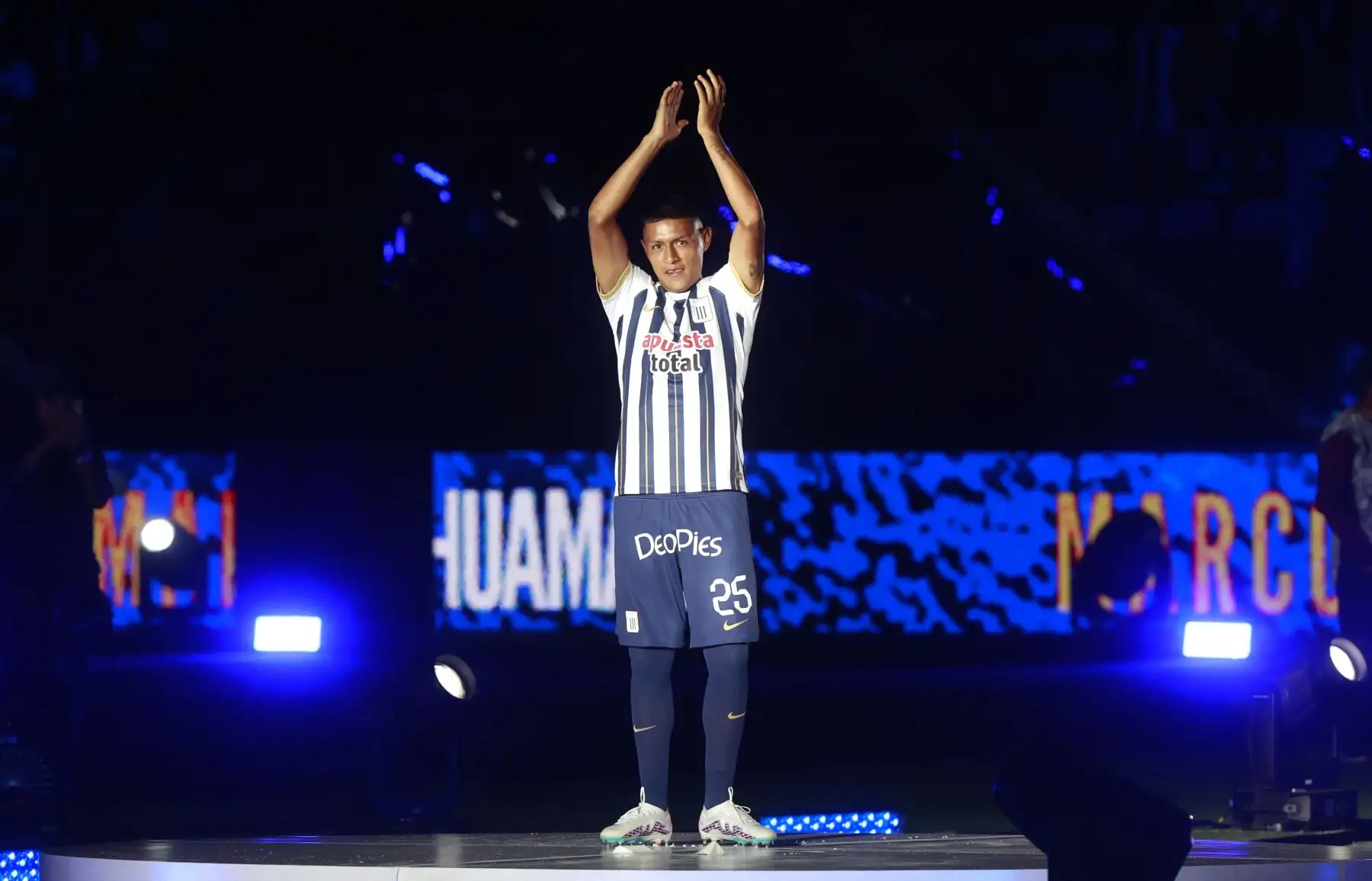 Alianza Lima presenta su plantel 2024 en el Estadio Nacional en tradicional Noche Blanquiazul Foto: ANDINA/Vidal Tarqui
