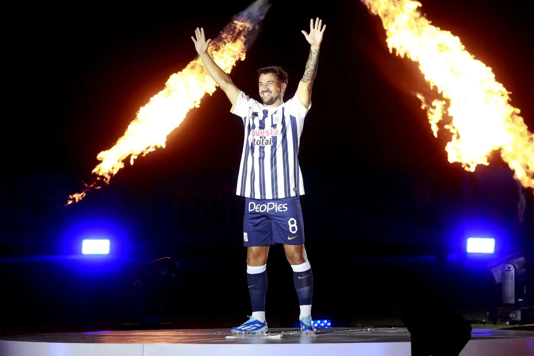 Alianza Lima presenta su plantel 2024 en el Estadio Nacional en tradicional Noche Blanquiazul Foto: ANDINA/Vidal Tarqui