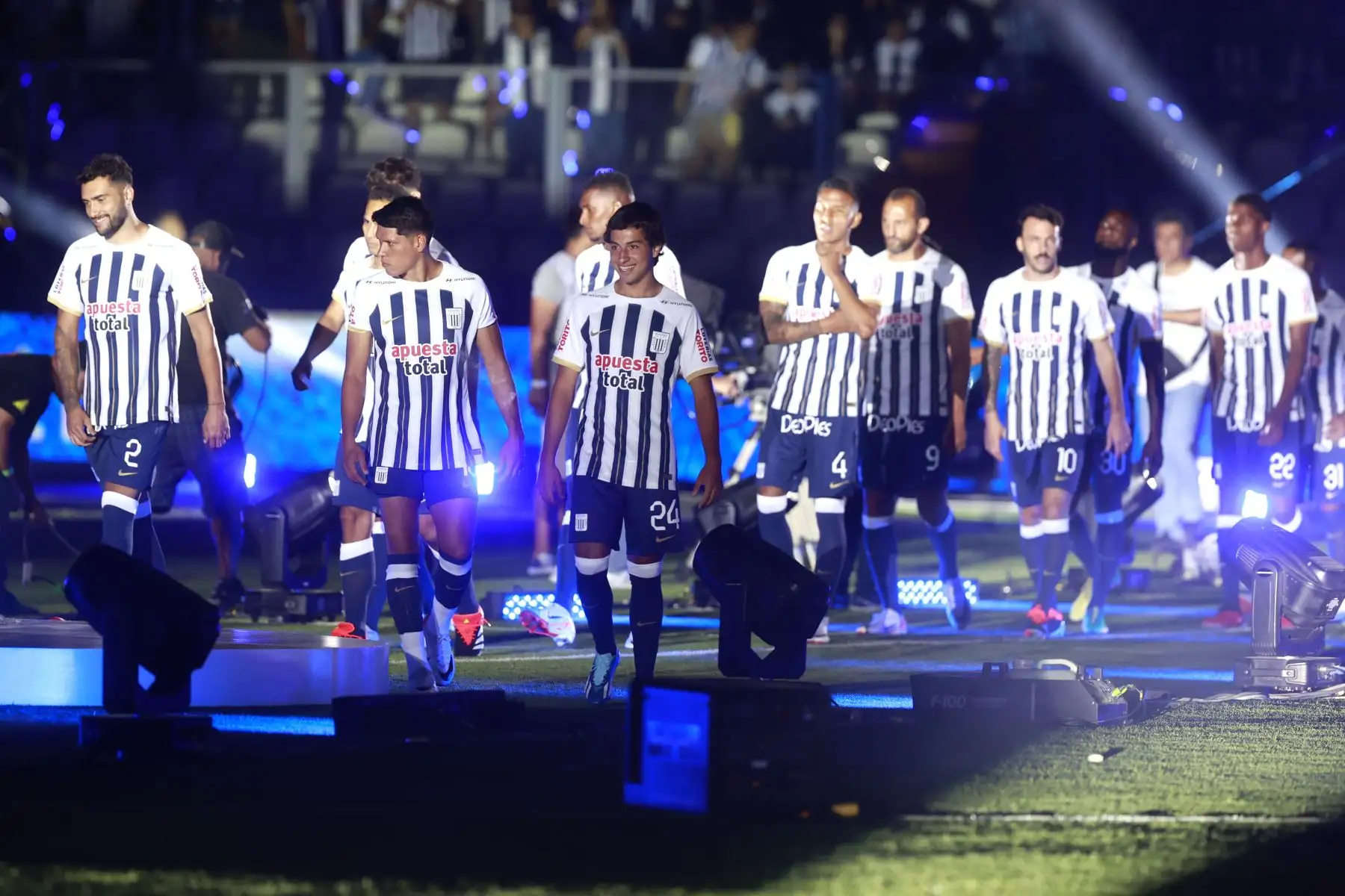 Alianza Lima presenta su plantel 2024 en el Estadio Nacional en tradicional Noche Blanquiazul Foto: ANDINA/Vidal Tarqui