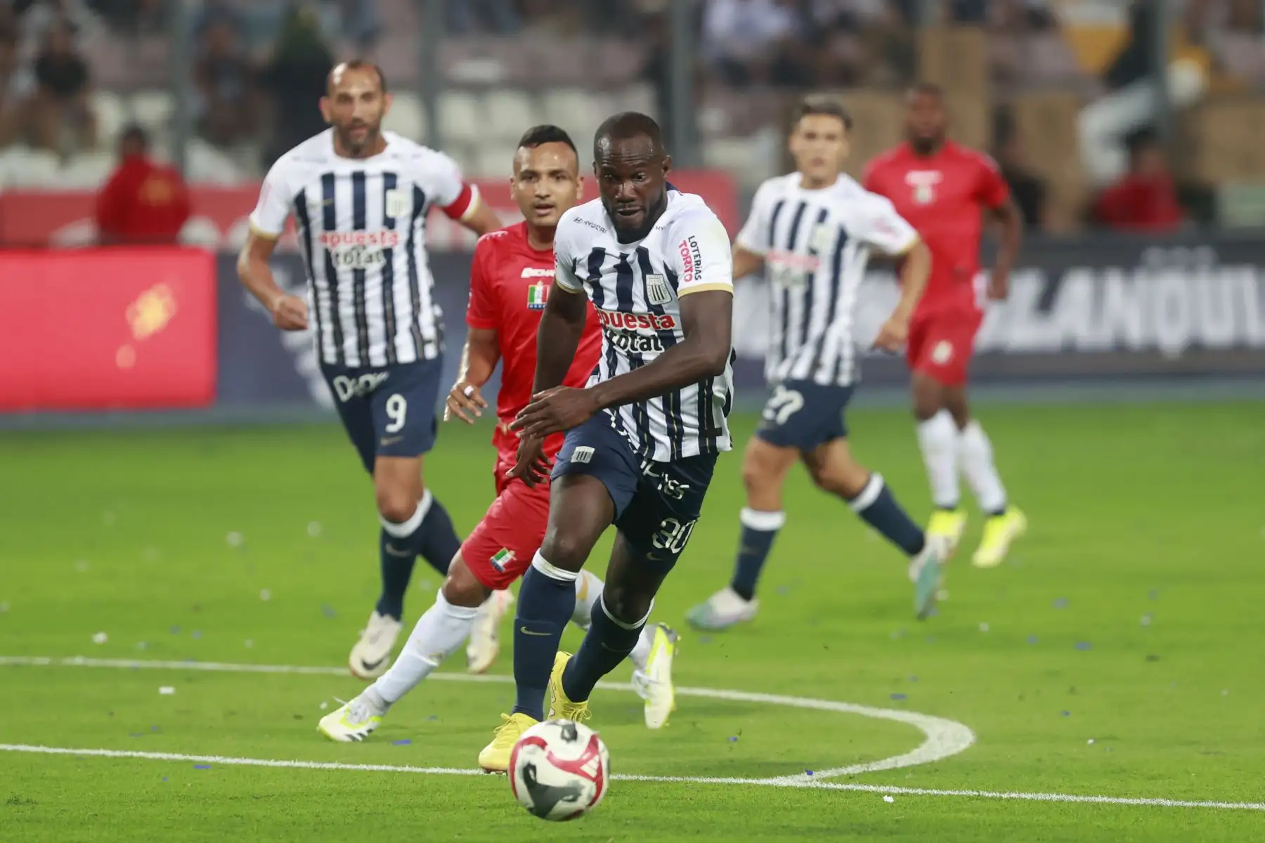 Alianza Lima se enfrenta al Once Caldas de Colombia en encuentro amistoso de  la noche blanquiazul en el Estadio Nacional Foto: ANDINA/Vidal Tarqui