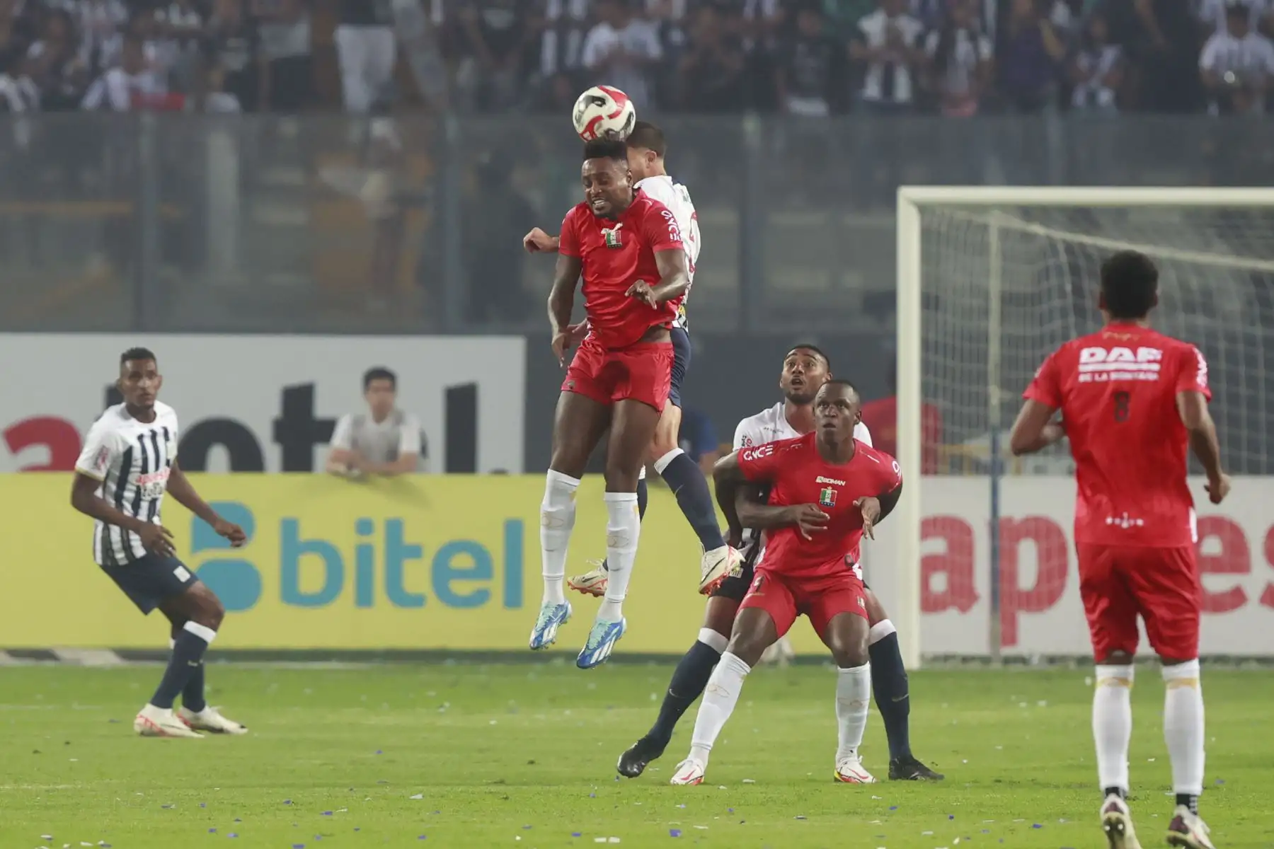 Alianza Lima se enfrenta al Once Caldas de Colombia en encuentro amistoso de  la noche blanquiazul en el Estadio Nacional Foto: ANDINA/Vidal Tarqui