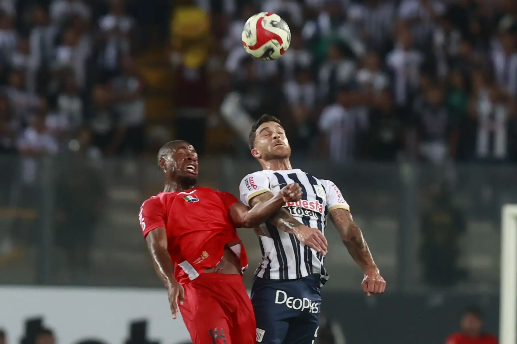 Alianza Lima se enfrenta al Once Caldas de Colombia en encuentro amistoso de  la noche blanquiazul en el Estadio Nacional Foto: ANDINA/Vidal Tarqui
