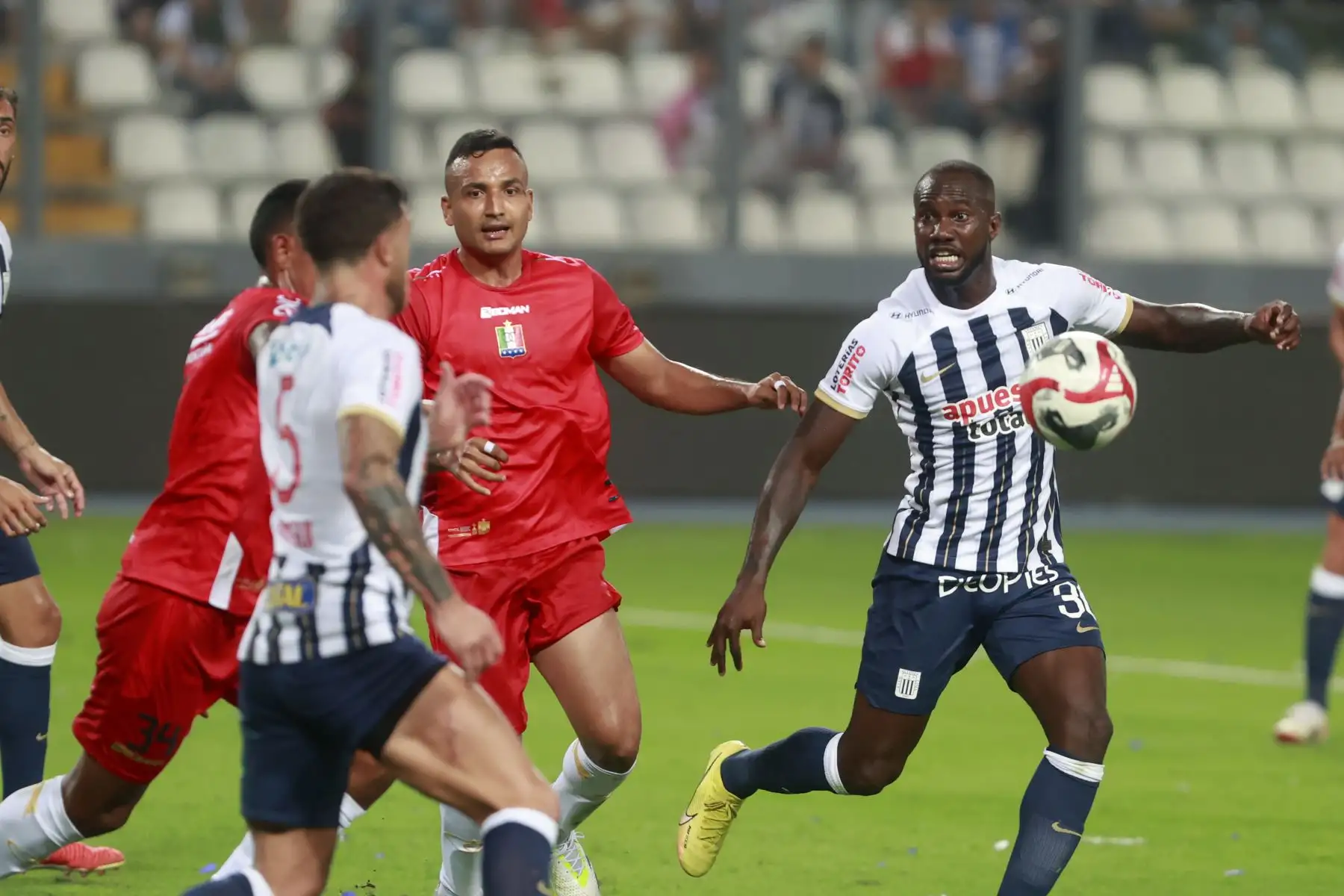 Alianza Lima se enfrenta al Once Caldas de Colombia en encuentro amistoso de  la noche blanquiazul en el Estadio Nacional Foto: ANDINA/Vidal Tarqui