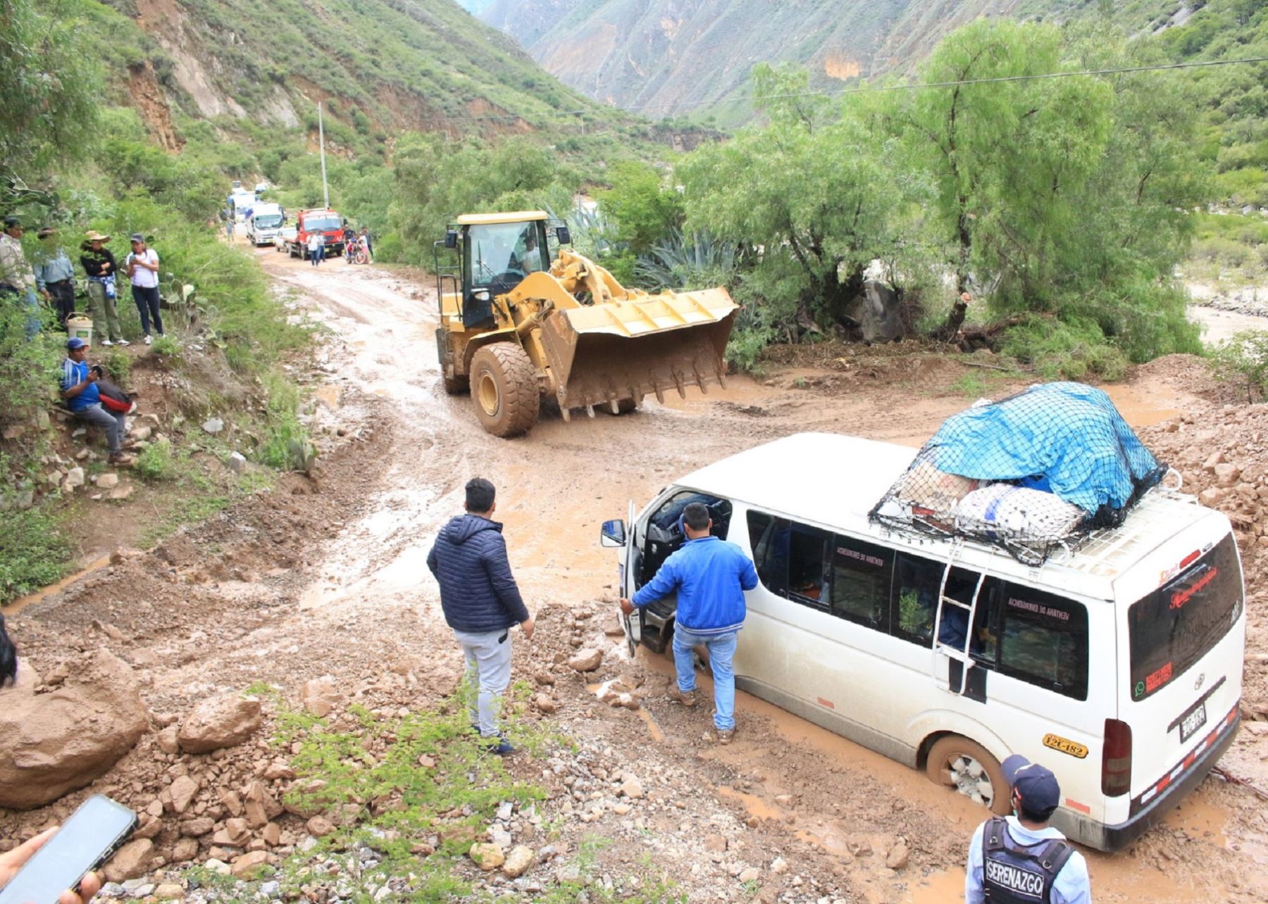 Decenas de vehículos se vieron afectados por las lluvias intensas, deslizamientos y huaicos registrados en provincias de Víctor Fajardo y Huanca Sancos, región Ayacucho. Foto: ANDINA/difusión.