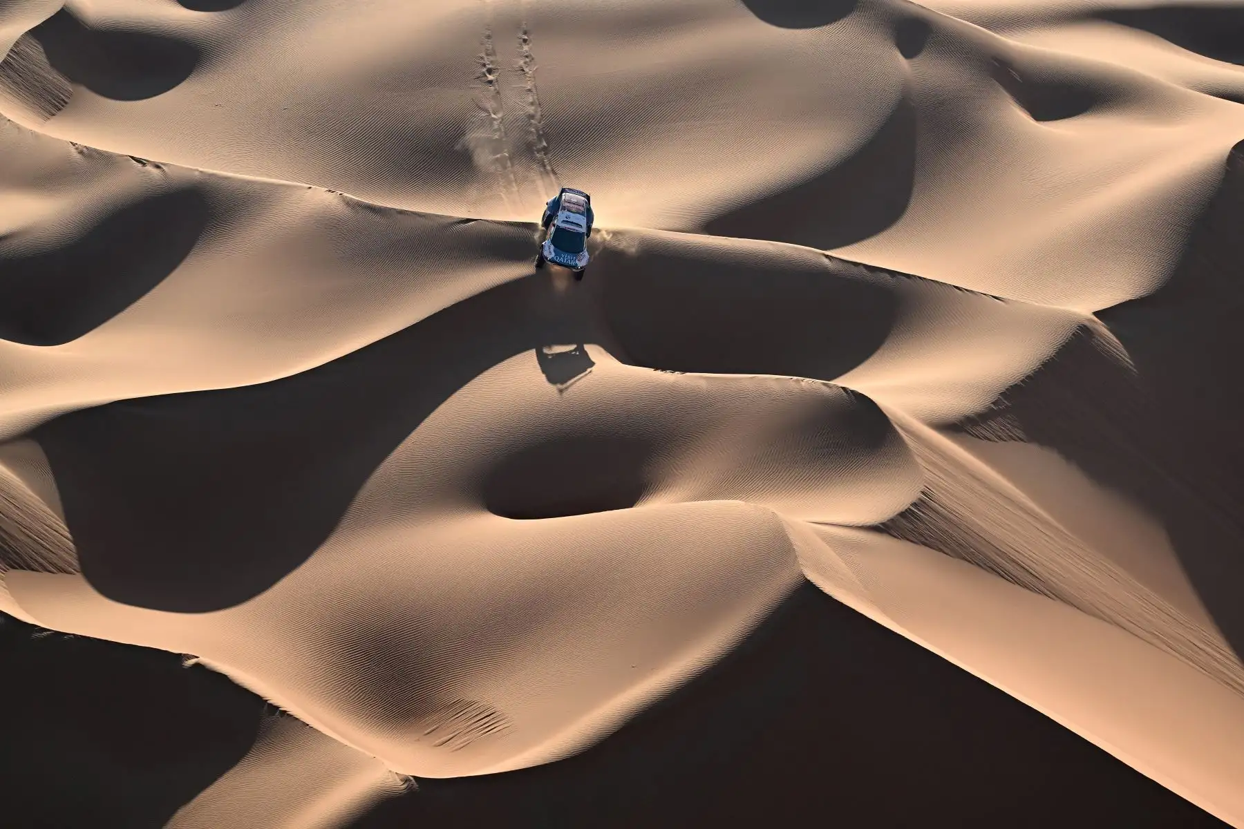 El piloto qatarí del Team Nasser Racing, Nasser Al-Attiyah, y su copiloto francés, Mathieu Baumel, conducen su coche en las dunas durante la segunda parte de la etapa de 48 horas crono del rally Dakar 2024, entre Shubaytah y Shubaytah, Arabia Saudita.
Foto: AFP