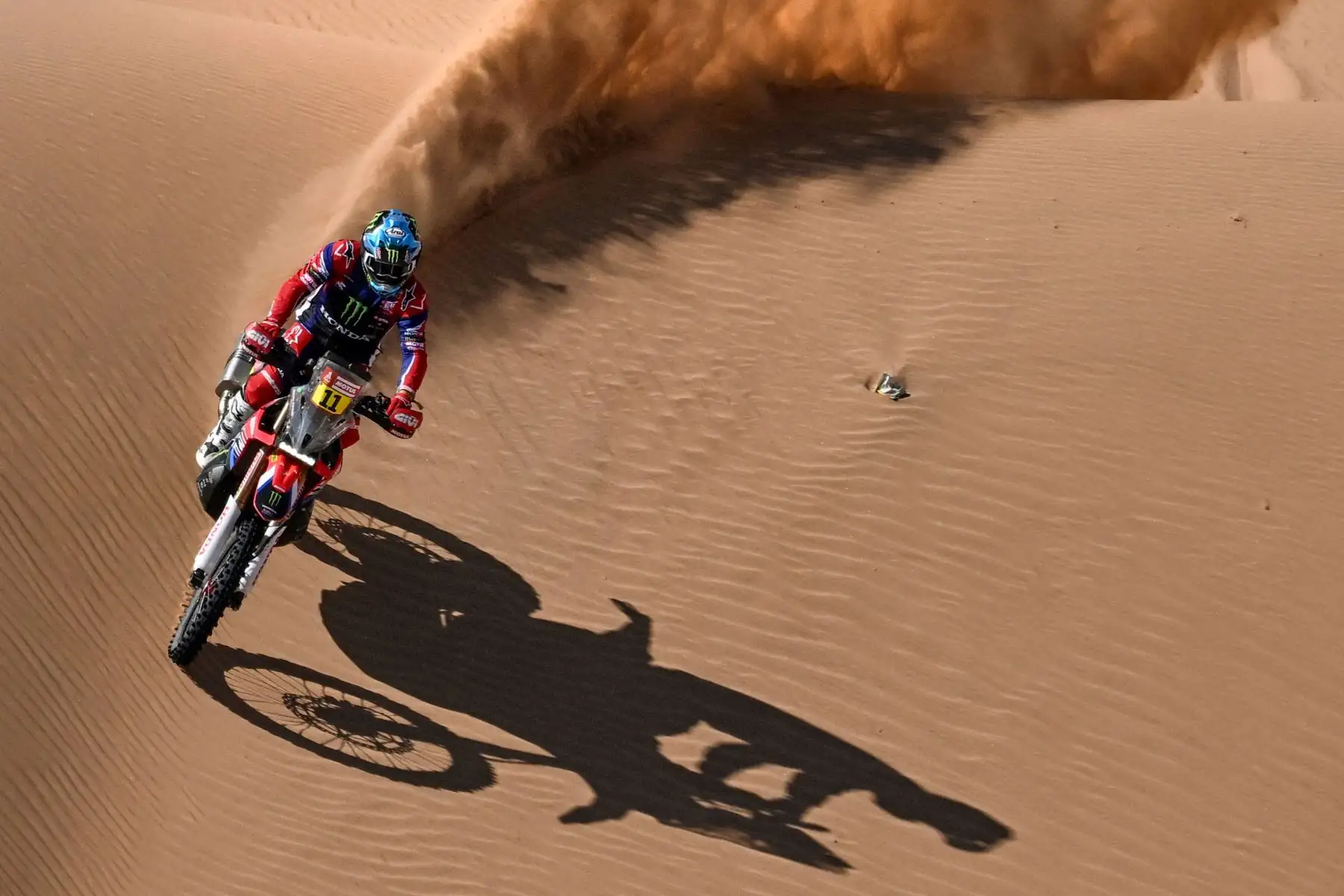 El piloto español del equipo Audi Sport, Carlos Sainz, y su copiloto español Lucas Cruz , y el piloto francés del equipo Bahrain Raid Xtreme, Sebastien Loeb, y su copiloto belga, Fabián Lurquin, conducen su coche en las dunas durante la segunda parte de la crono de 48 horas. etapa del rally Dakar 2024, entre Shubaytah y Shubaytah, Arabia Saudita.
Foto: AFP