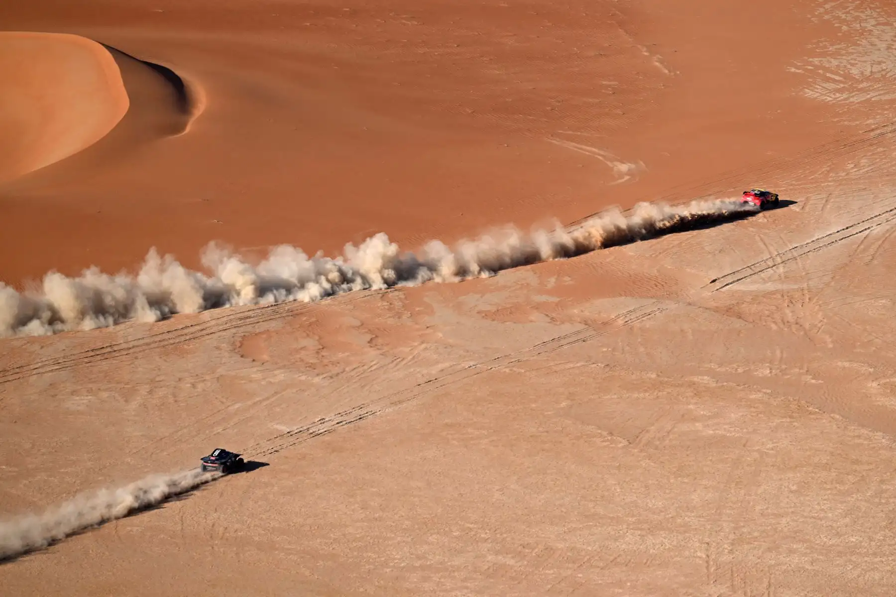 El piloto español del equipo Audi Sport, Carlos Sainz, y su copiloto español Lucas Cruz , y el piloto francés del equipo Bahrain Raid Xtreme, Sebastien Loeb, y su copiloto belga, Fabián Lurquin, conducen su coche en las dunas durante la segunda parte de la crono de 48 horas. etapa del rally Dakar 2024, entre Shubaytah y Shubaytah, Arabia Saudita.
Foto:AFP