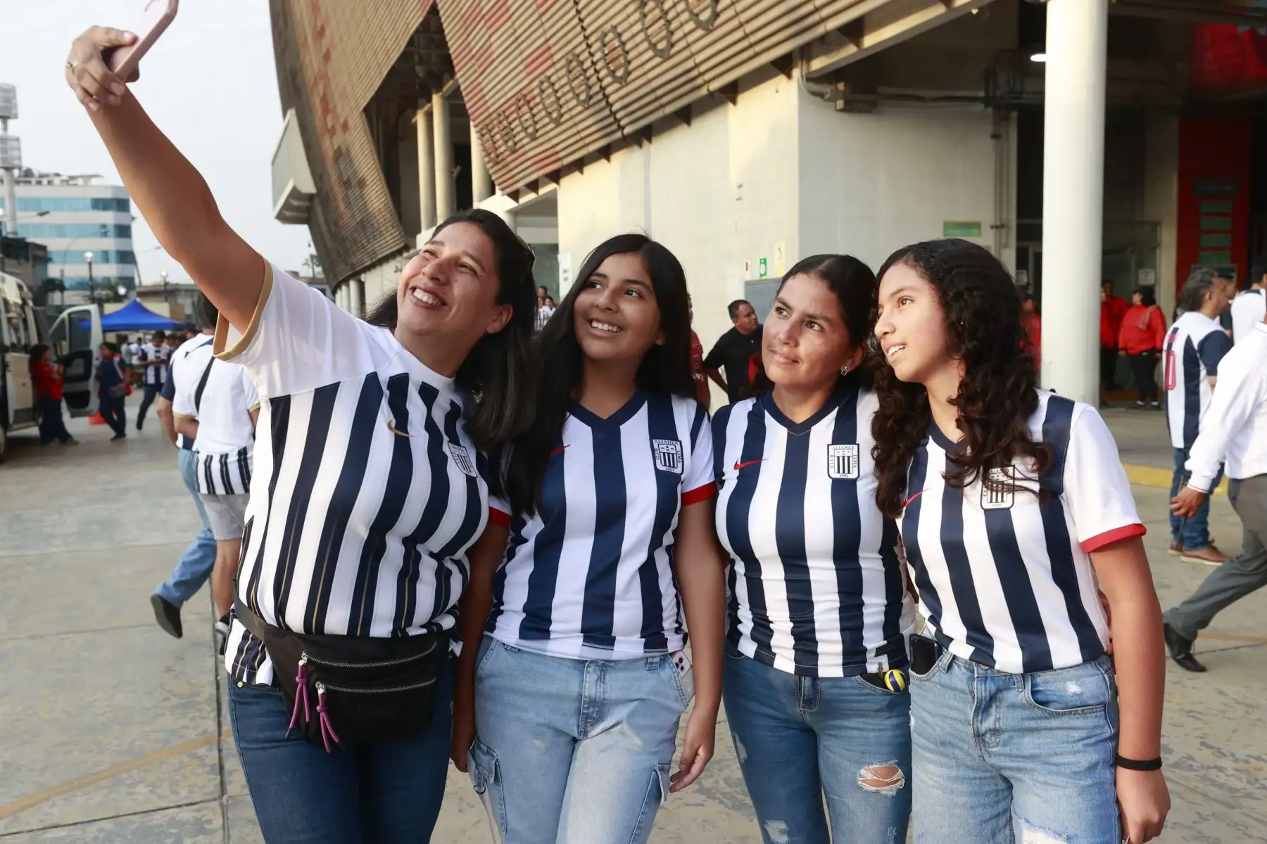 Desde temprano se van congregando al estadio Nacional, los hinchas de Alianza Lima en la noche blanquiazul, donde presentaran su plantel del 2024 contra el Once Caldas de Colombia.Foto: ANDINA/Vidal Tarqui