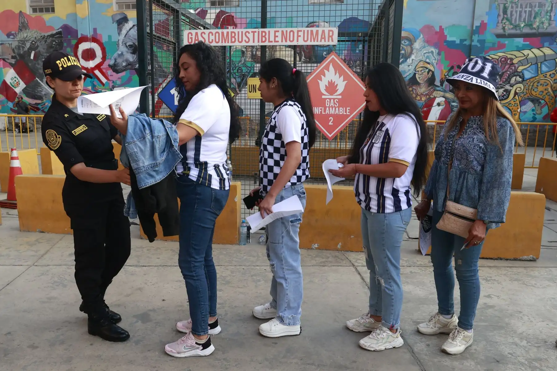 Desde temprano se van congregando al estadio Nacional, los hinchas de Alianza Lima en la noche blanquiazul, donde presentaran su plantel del 2024 contra el Once Caldas de Colombia. Foto: ANDINA/Vidal Tarqui