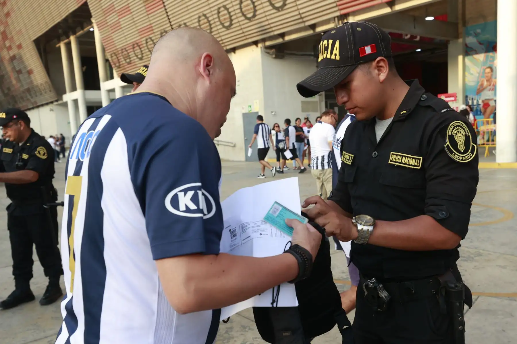Desde temprano se van congregando al estadio Nacional, los hinchas de Alianza Lima en la noche blanquiazul, donde presentaran su plantel del 2024 contra el Once Caldas de Colombia.Foto: ANDINA/Vidal Tarqui