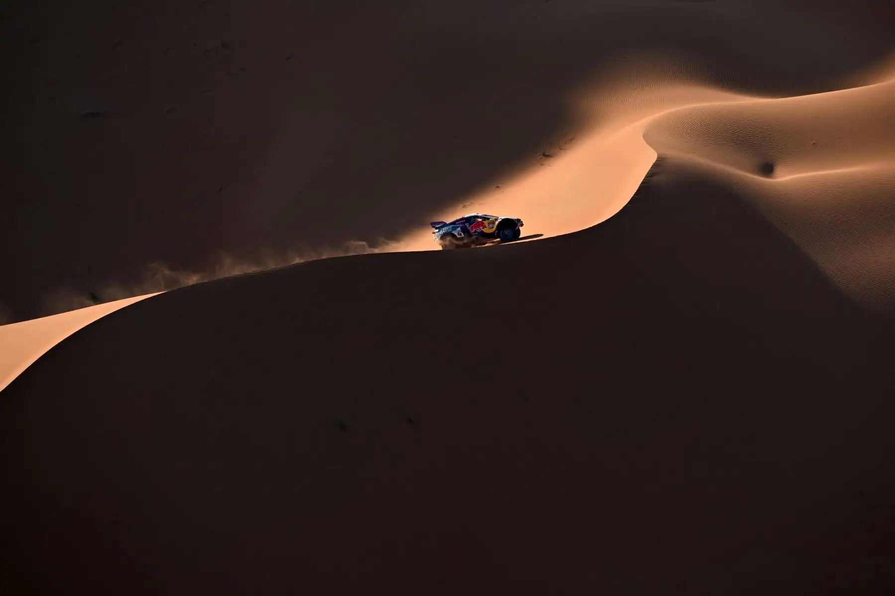 El piloto qatarí del Team Nasser Racing, Nasser Al-Attiyah, y su copiloto francés, Mathieu Baumel, conducen su coche en las dunas durante la segunda parte de la etapa de 48 horas crono del rally Dakar 2024, entre Shubaytah y Shubaytah, Arabia Saudita.
Foto: AFP