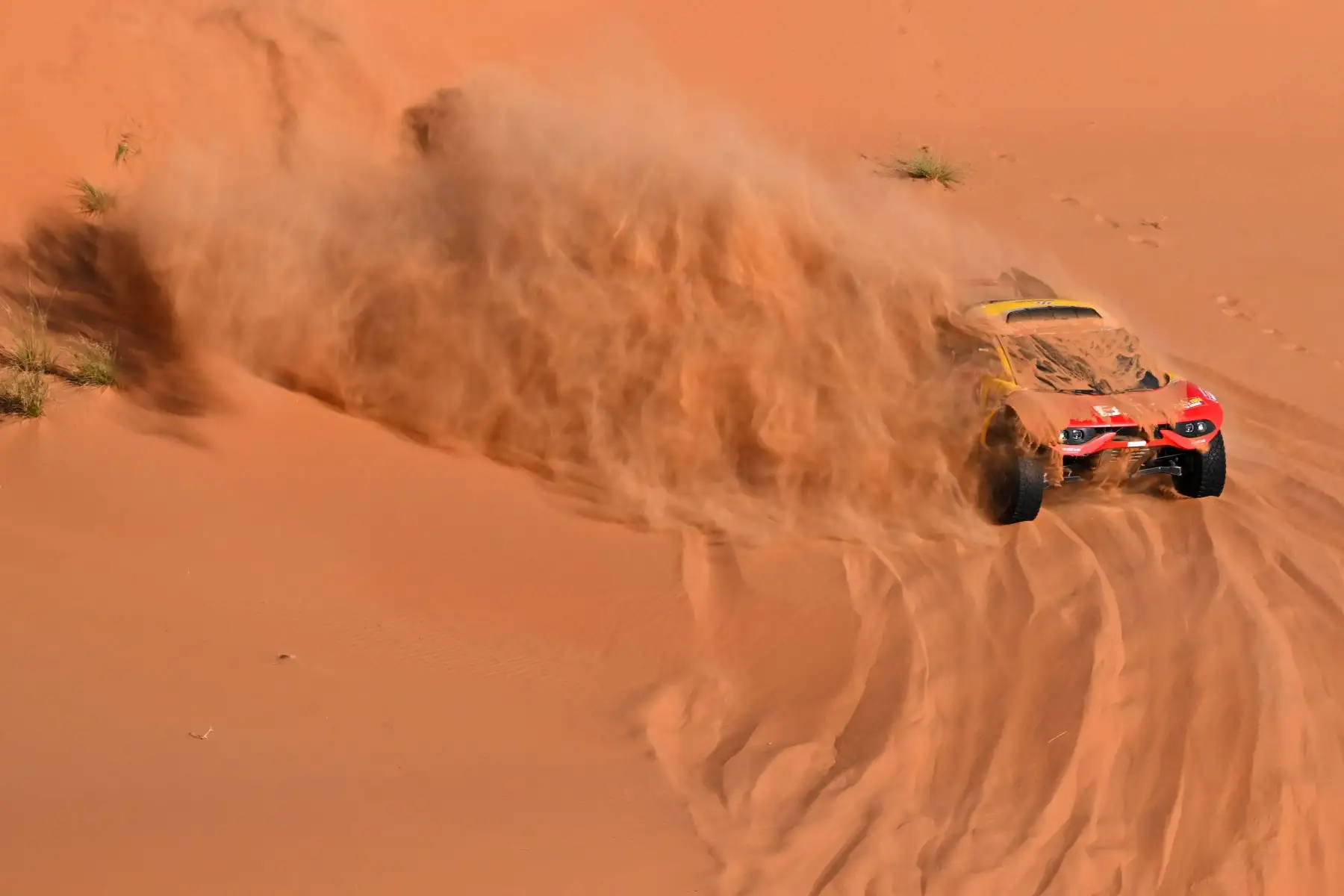 El piloto francés del equipo Bahrain Raid Xtreme, Sebastien Loeb, y su copiloto belga, Fabian Lurquin, conducen su coche durante la etapa 6 del rally Dakar 2024, una etapa de 48 horas entre Shubaytah y Shubaytah, Arabia Saudita.
Foto: AFP