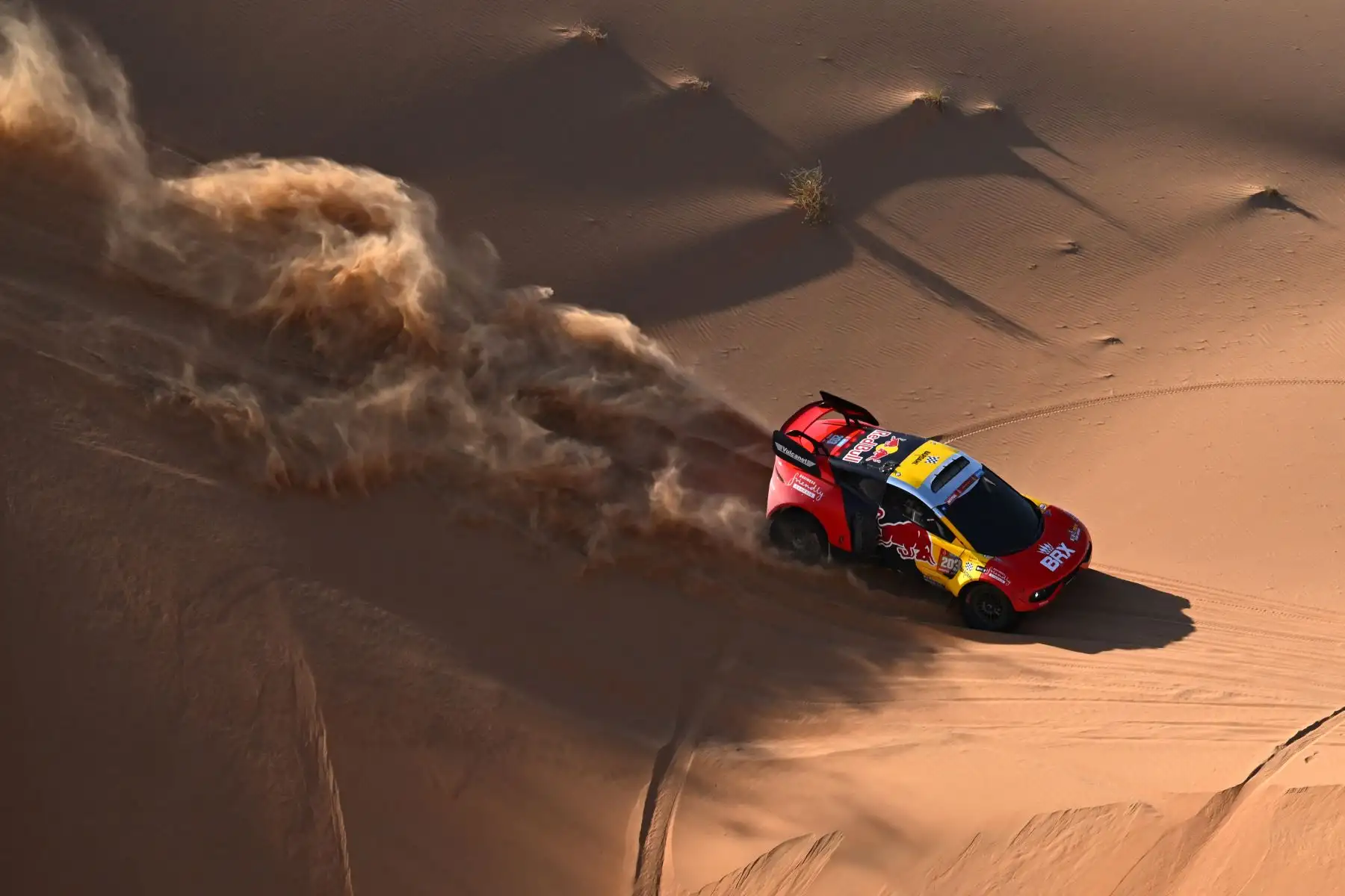 El piloto francés de Bahrain Raid Xtreme, Sebastien Loeb, y su copiloto belga, Fabian Lurquin, conducen su coche por las dunas mientras compiten en la Etapa 5 del Rally Dakar 2024, entre Al Hofuf y Shubaytah, Arabia Saudita.
Foto: AFP