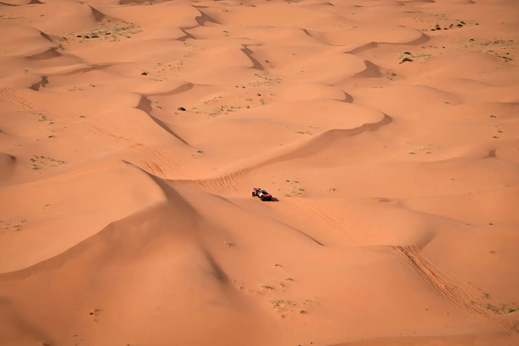 El piloto francés de Bahrain Raid Xtreme, Sebastien Loeb, y su copiloto belga, Fabian Lurquin, conducen su coche en las dunas durante la etapa 8 del Rally Dakar 2024, entre Al Duwadimi y Hail, Arabia Saudita.
Foto: AFP