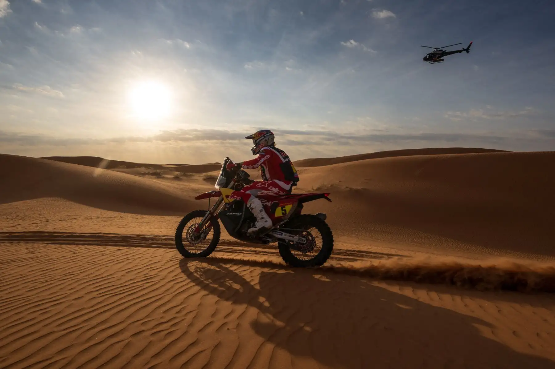 El motociclista australiano del Red Bull Gasgas Factory Racing, Daniel Sanders, recorre las dunas durante la octava etapa del Rally Dakar 2024 entre Al Duwadimi y Hai, Arabia Saudita.
Foto: AFP