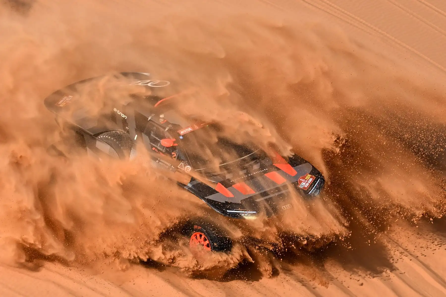 El piloto sueco del equipo Audi Sport, Mattias Ekstrom, y su copiloto sueco, Emil Bergkvist, conducen su coche en las dunas durante la etapa 8 del Rally Dakar 2024, entre Al Duwadimi y Hail, Arabia Saudita.
Foto: AFP