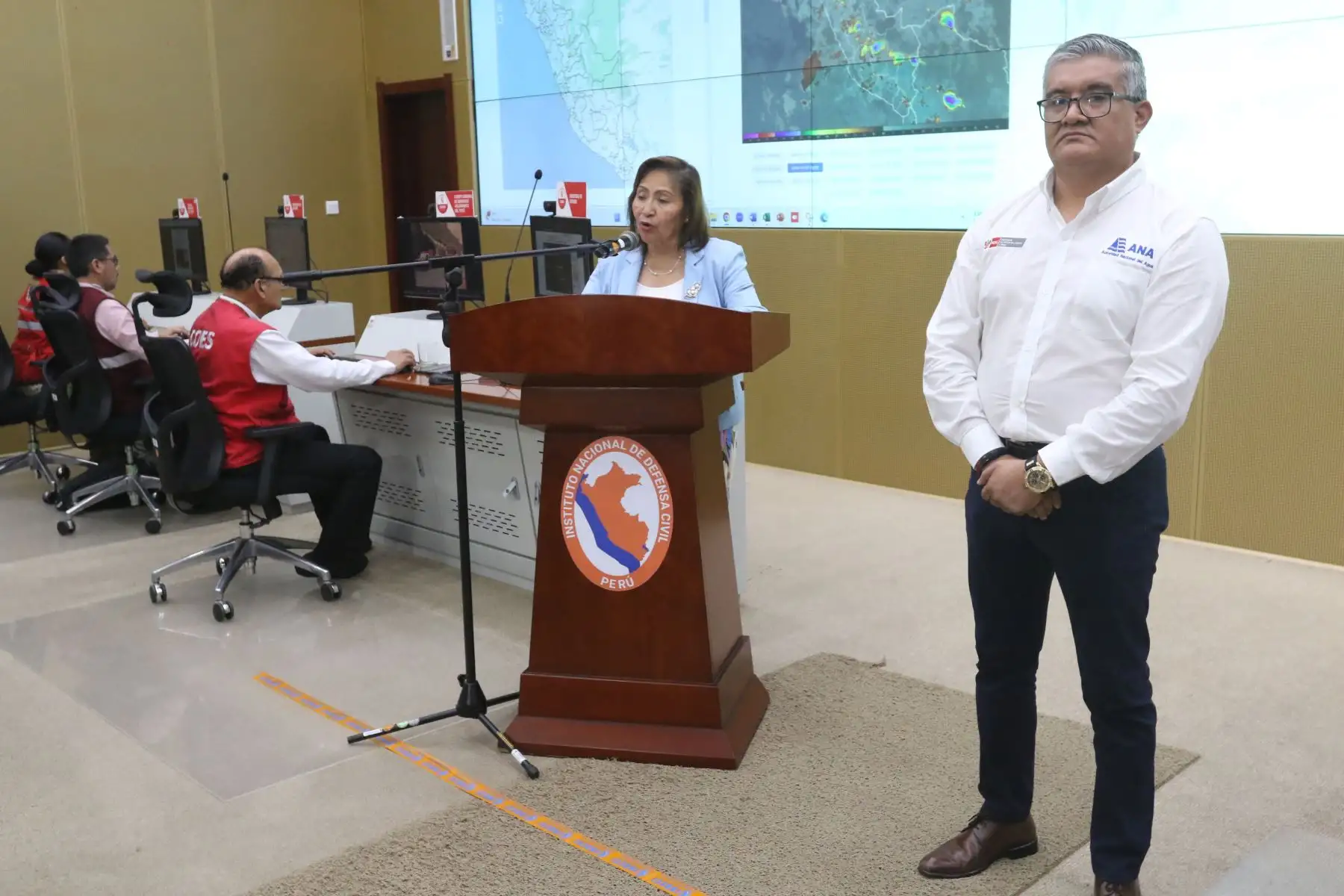 La Ministra de la Producción, Ana María Choquehuanca , y el Jefe de la Autoridad Nacional del Agua (ANA), Juan Carlos Castro Vargas, integrantes del grupo de trabajo Fuerza de Tarea Multisectorial, brindan una conferencia de prensa para dar alcances de las acciones de prevención que se viene ejecutando ante la ocurrencia del Fenómeno El Niño.
Foto: ANDINA/Héctor Vinces