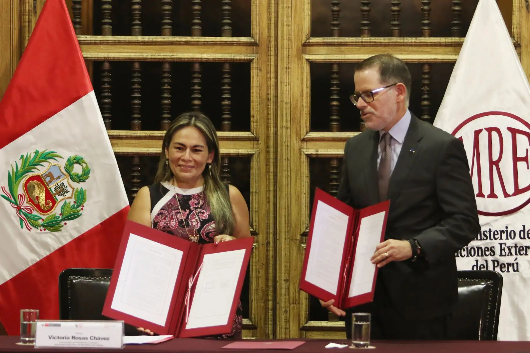 El viceministro de Relaciones Exteriores, embajador Ignacio Higueras Hare, y la viceministra de Patrimonio Cultural e Industrias Culturales, Haydee Rosas Chávez participan en la actividad de entrega de 202 bienes culturales, repatriados por el Ministerio de Relaciones Exteriores,  al Ministerio de Cultura.
Foto: ANDINA/ Héctor Vinces