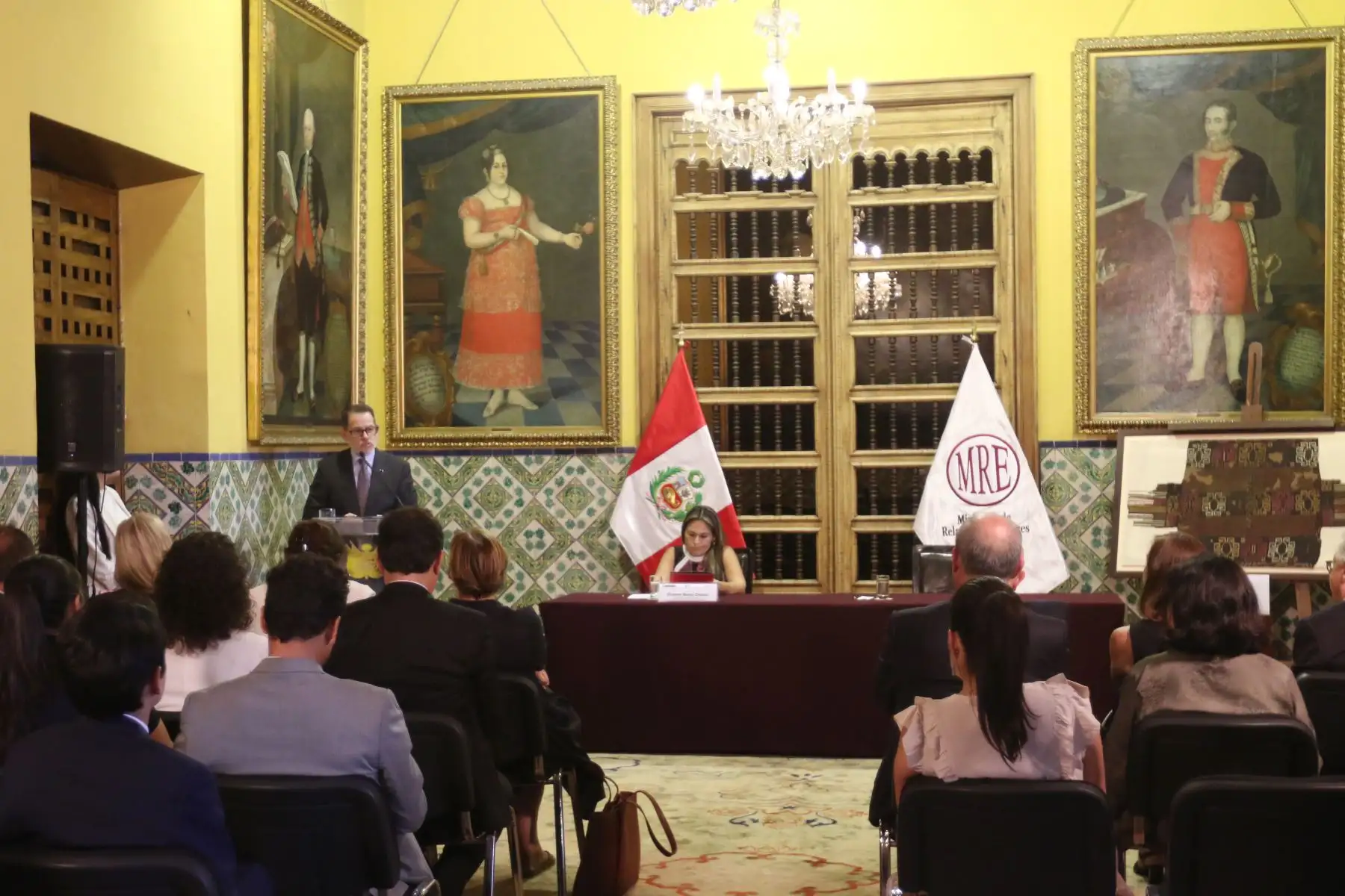El viceministro de Relaciones Exteriores, embajador Ignacio Higueras Hare, y la viceministra de Patrimonio Cultural e Industrias Culturales, Haydee Rosas Chávez participan en la actividad de entrega de 202 bienes culturales, repatriados por el Ministerio de Relaciones Exteriores,  al Ministerio de Cultura.
Foto: ANDINA/ Héctor Vinces