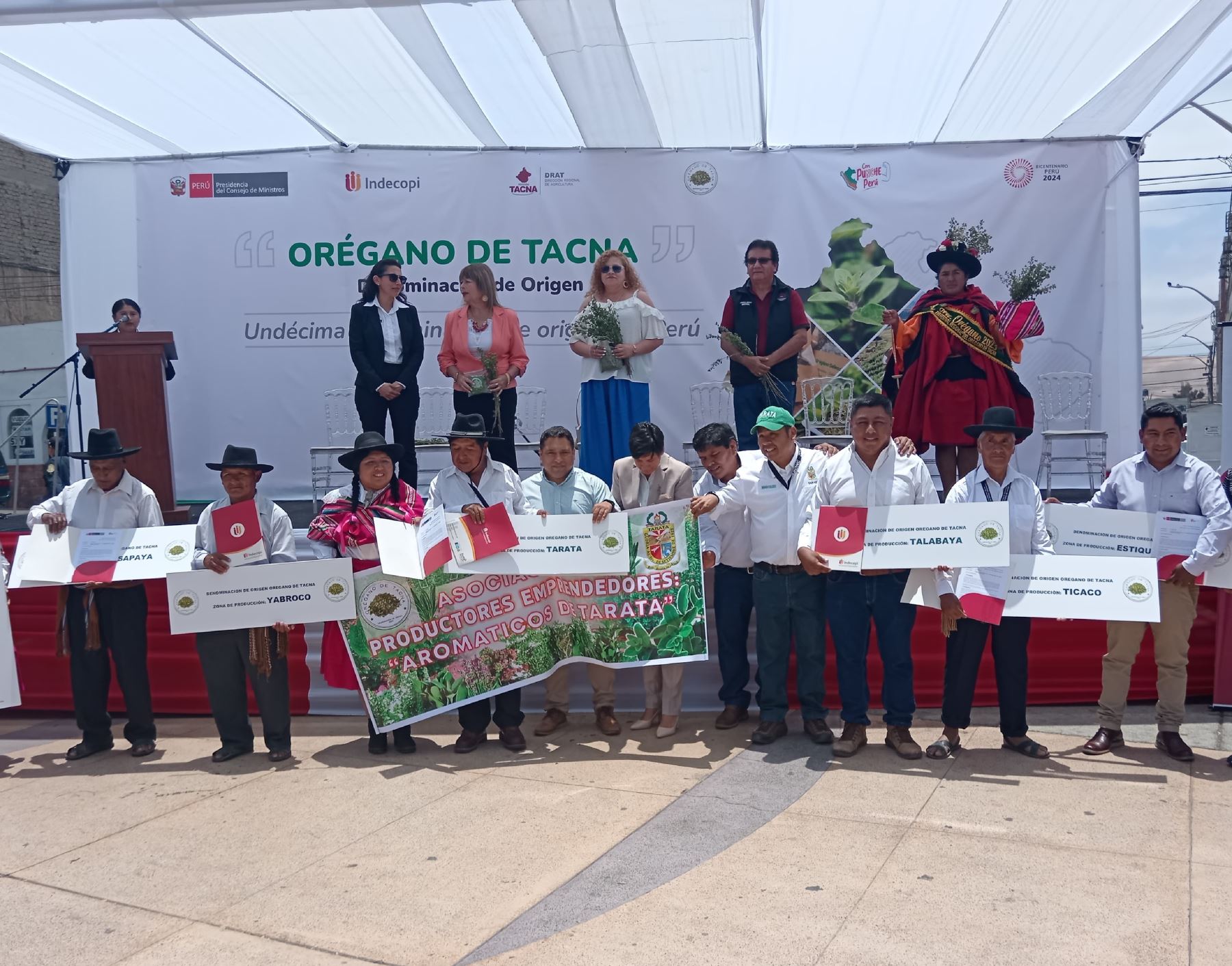 En un ambiente festivo Indecopi entregó en Tacna la resolución que otorga la Denominación de Origen al orégano producido en esa región. ANDINA/Difusión