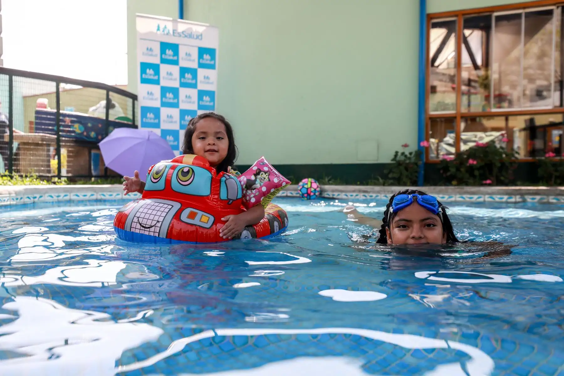 Resbalones, caídas, heridas, contusiones y hasta ahogamientos, son los accidentes que normalmente ocurren en las piscinas durante el verano.
Foto: ANDINA/Difusión