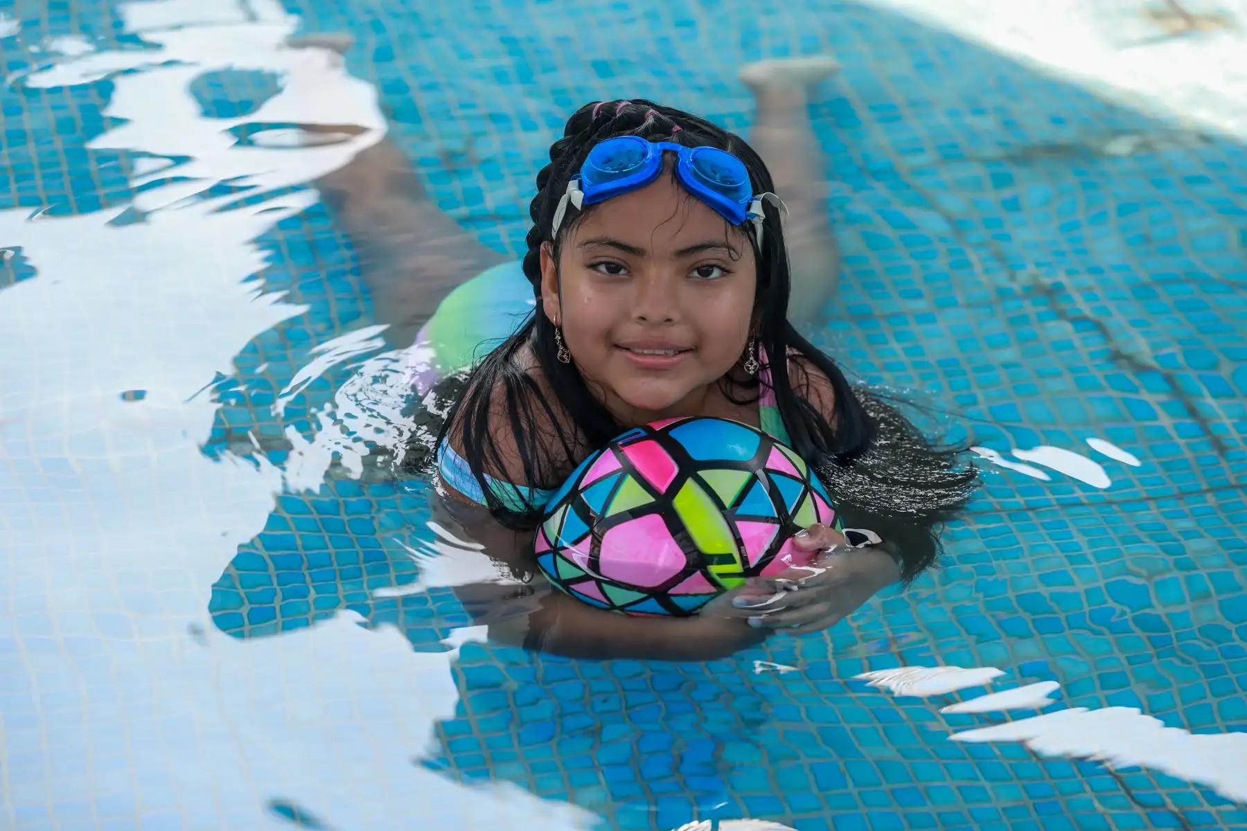 Es recomendable que niños, adultos y adultos mayores realicen un calentamiento antes de ingresar a la piscina para evitar calambres musculares.
Foto: EsSalud