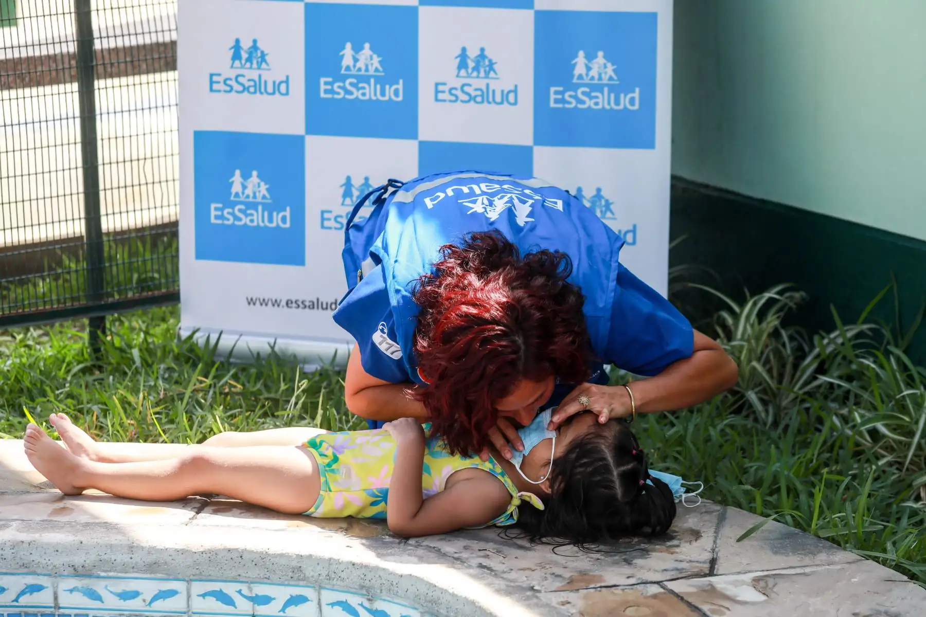 Los niños y niñas suelen correr por el borde de la piscina y esto es peligroso porque puede ocurrir una caída y generar un traumatismo cerebral o herida en las extremidades
Foto: EsSalud