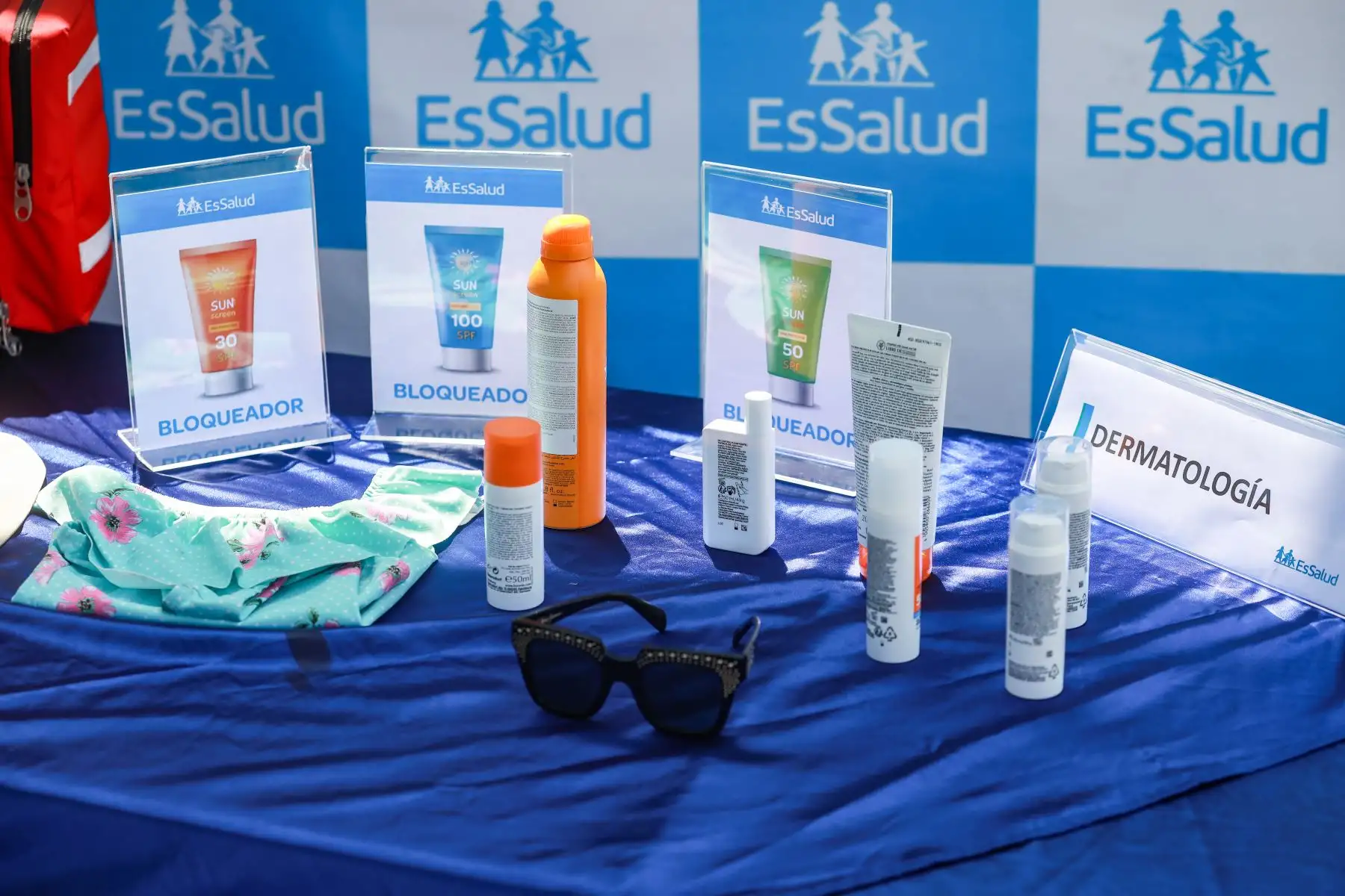 El FPS (factor de protección solar) del bloqueador debe ser mayor a 50.
Complementar con algún medio de protección física como sombreros, gorros de ala ancha, sombrillas y lentes con protección UV.
Foto: EsSalud
