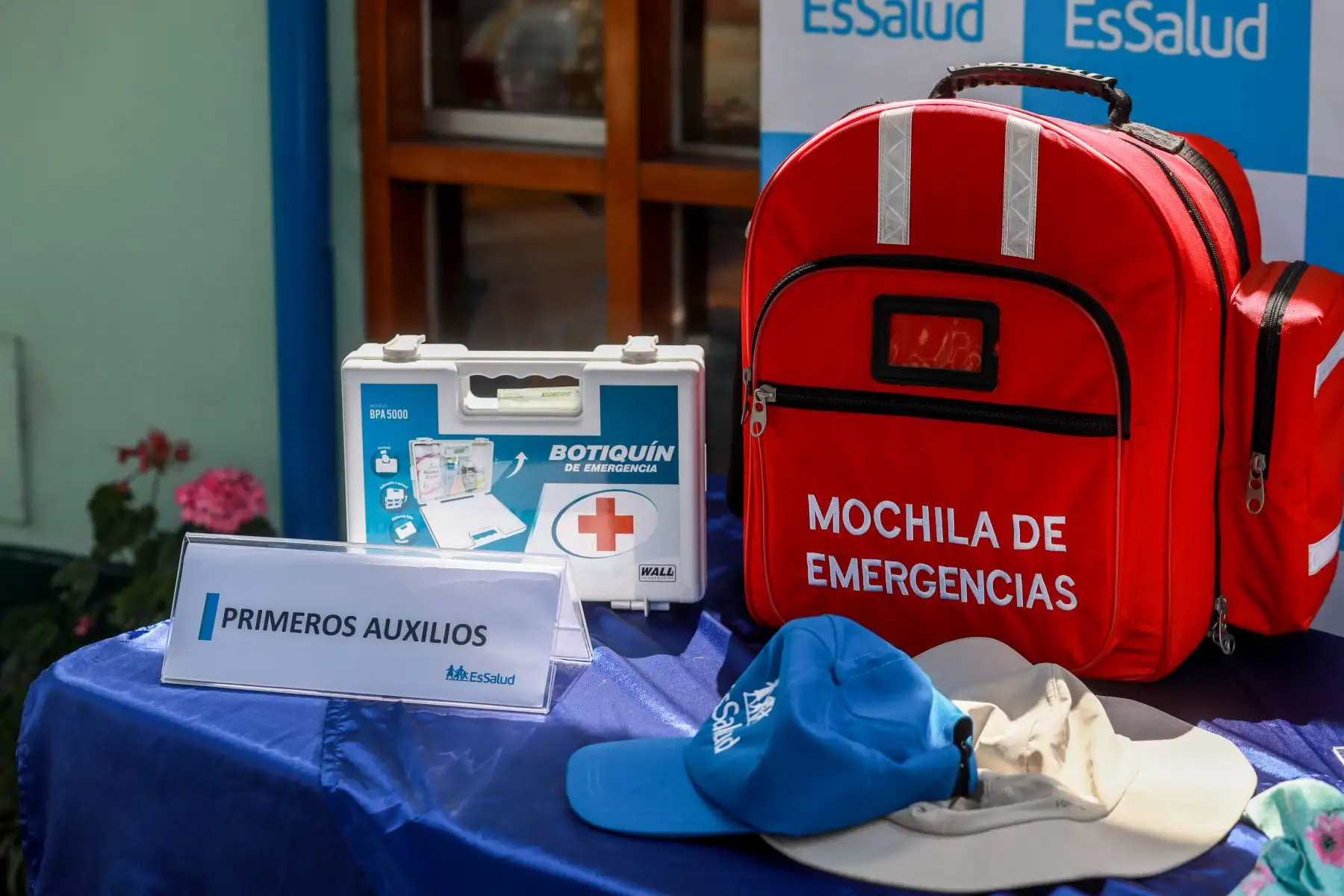No lanzarse de cabeza al agua en zonas de baja profundidad.
No perder de vista a los niños, aunque sepan nadar y estén equipados con flotadores.
Evitar juegos violentos, dentro del agua y en las cercanías.
Seguir siempre las normas de cada piscina.
No introducir objetos de vidrio dentro de la piscina.
Foto: EsSalud