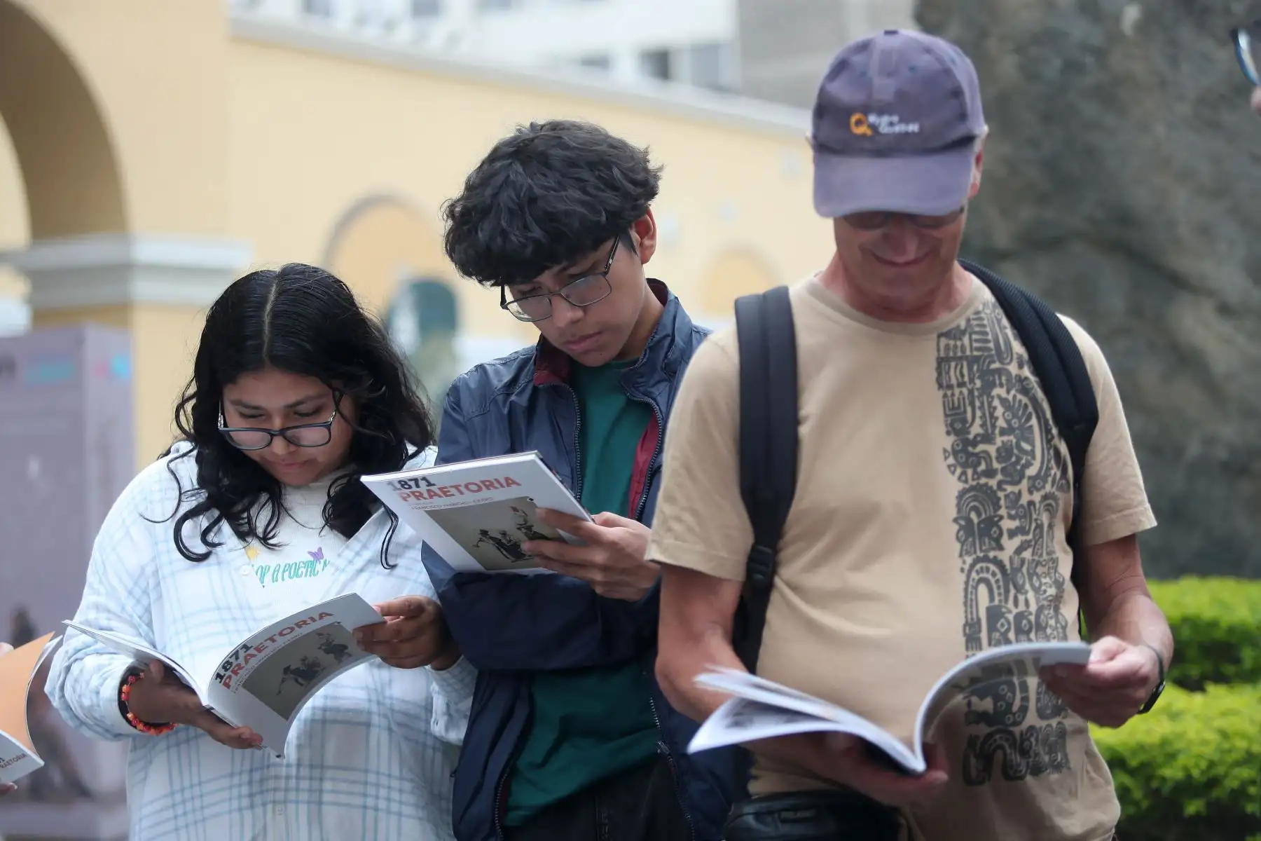 El recorrido histórico empezó en la Plaza Mayor y comprendió los jirones de la Unión y Ucayali, hasta que  llegaron a la Gran Biblioteca Pública de Lima (GBPL). 
Foto: ANDINA/Ricardo Cuba