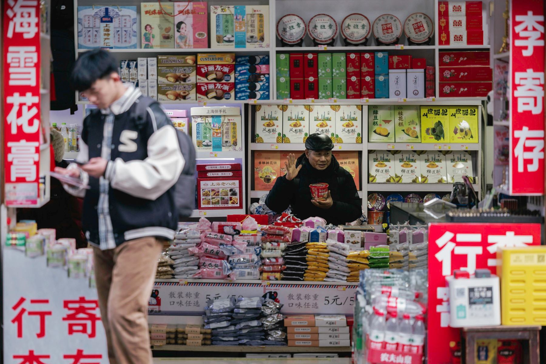Consumo en Shanghái: los precios al consumidor en China experimentaron una caída del 0.3 % interanual en diciembre de 2023. Foto: EFE