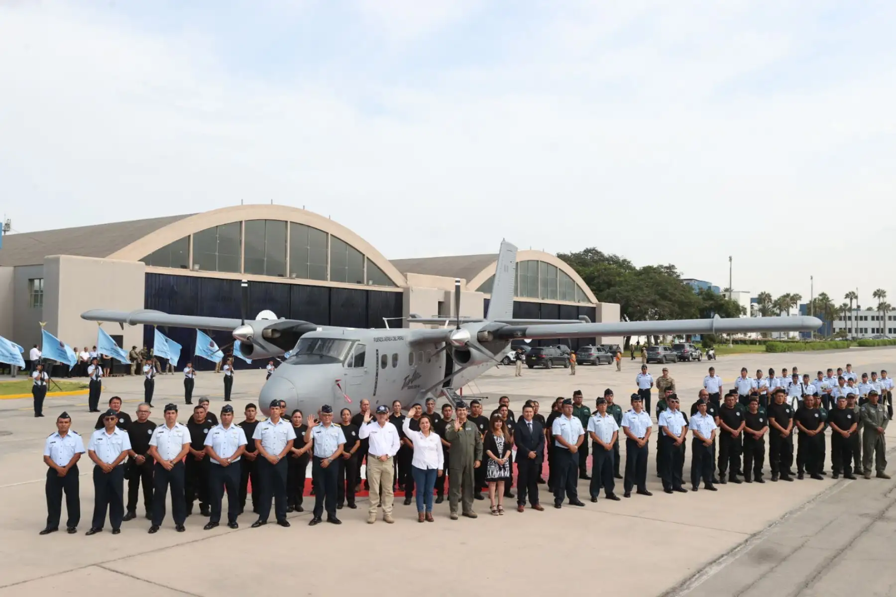 La presidenta Dina Ercilia Boluarte Zegarra participa en el acto de puesta en servicio de la aeronave Twin Otter por parte de la Fuerza Aérea del Perú . Foto: ANDINA/ Juan Carlos Guzmán