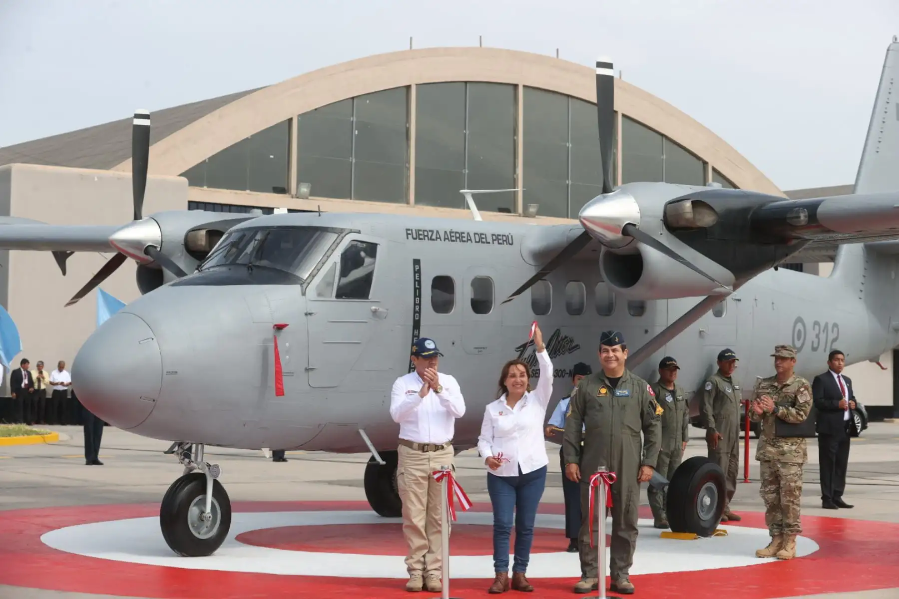 La presidenta Dina Ercilia Boluarte Zegarra participa en el acto de puesta en servicio de la aeronave Twin Otter por parte de la Fuerza Aérea del Perú . Foto: ANDINA/ Juan Carlos Guzmán