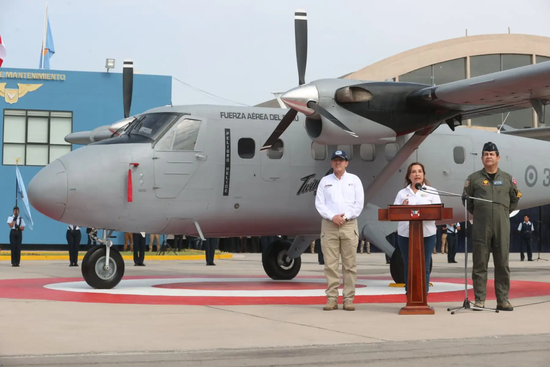 La presidenta Dina Ercilia Boluarte Zegarra participa en el acto de puesta en servicio de la aeronave Twin Otter por parte de la Fuerza Aérea del Perú . Foto: ANDINA/ Juan Carlos Guzmán