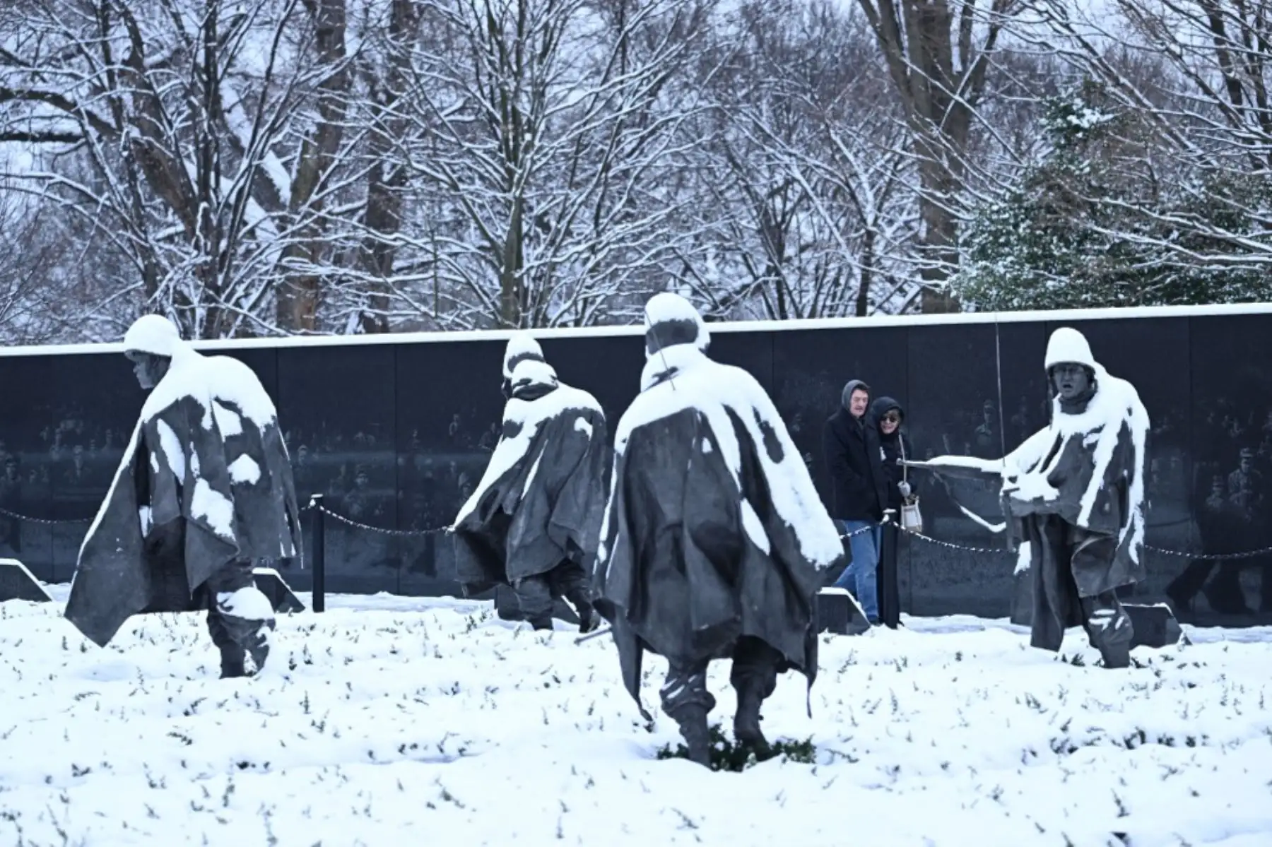 Personas visitan el monumento a la Guerra de Corea cubierto de nieve en Washington DC, el 16 de enero de 2024. Esta región metropolitana recibió entre 5 y 10 centímetros de nieve. Foto: AFP