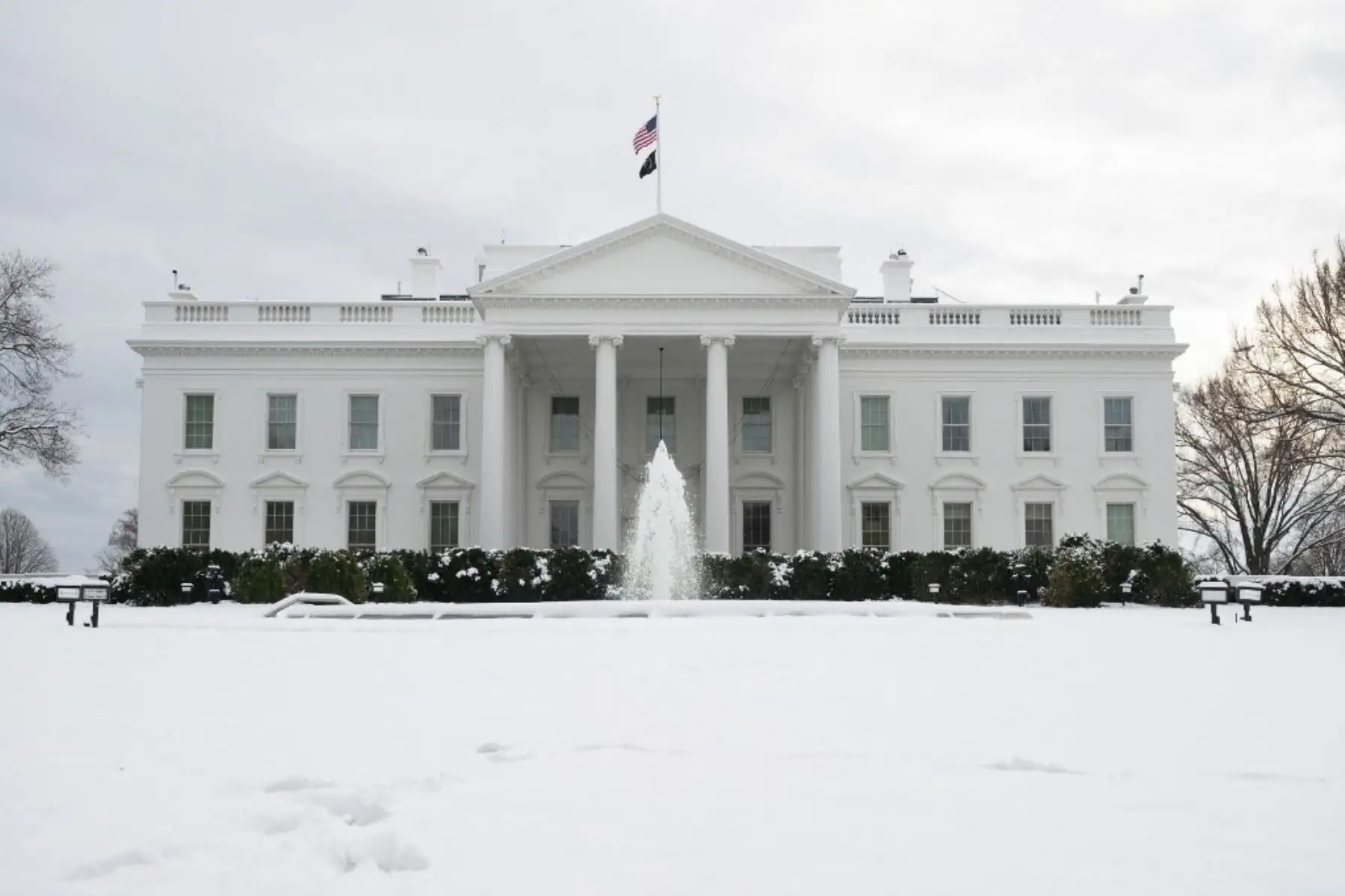 La nieve cubre el jardín norte de la Casa Blanca en Washington DC. Foto: AFP