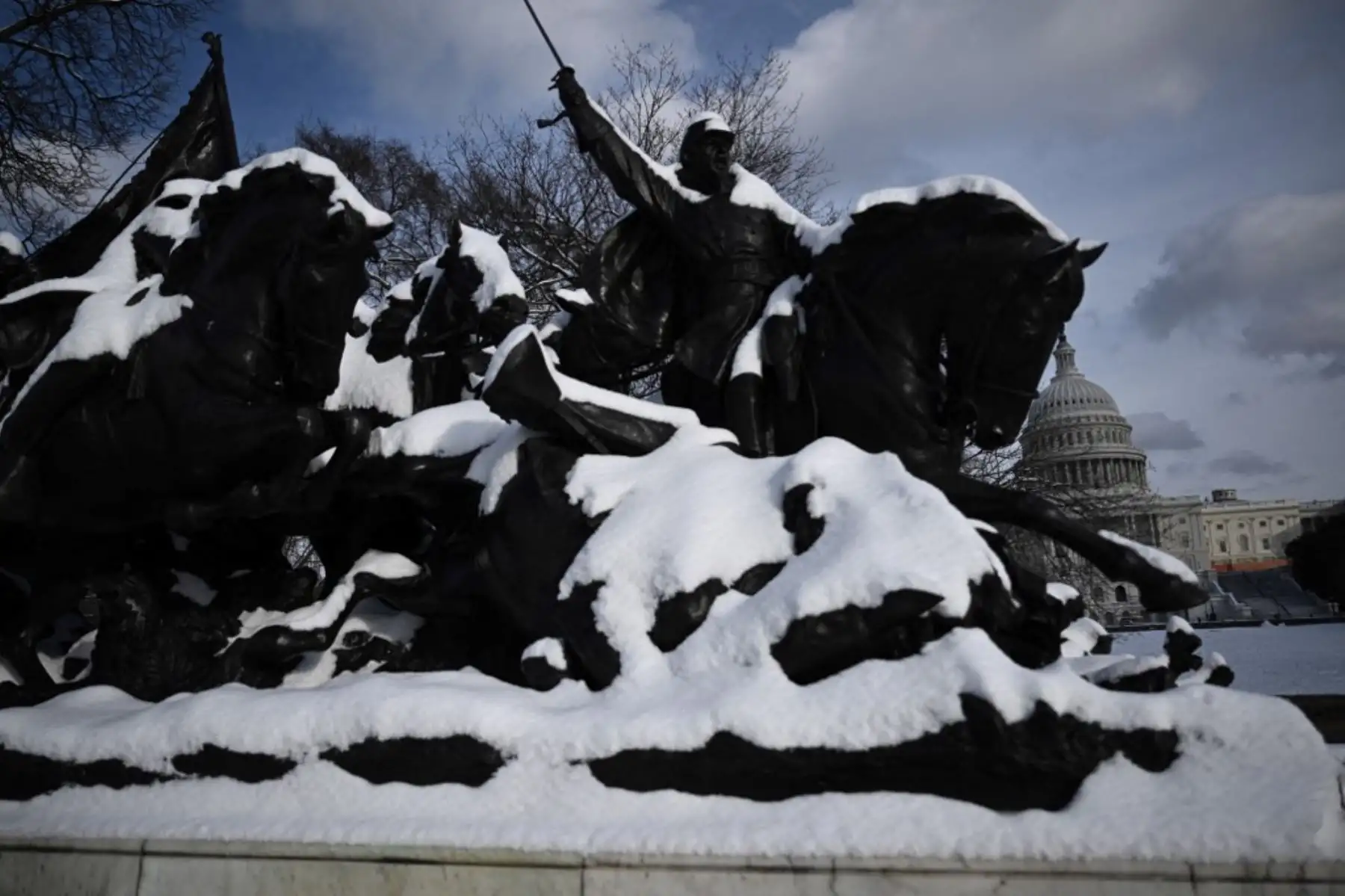 Una estatua cubierta de nieve cerca del Capitolio de los Estados Unidos en Washington DC. Foto: AFP