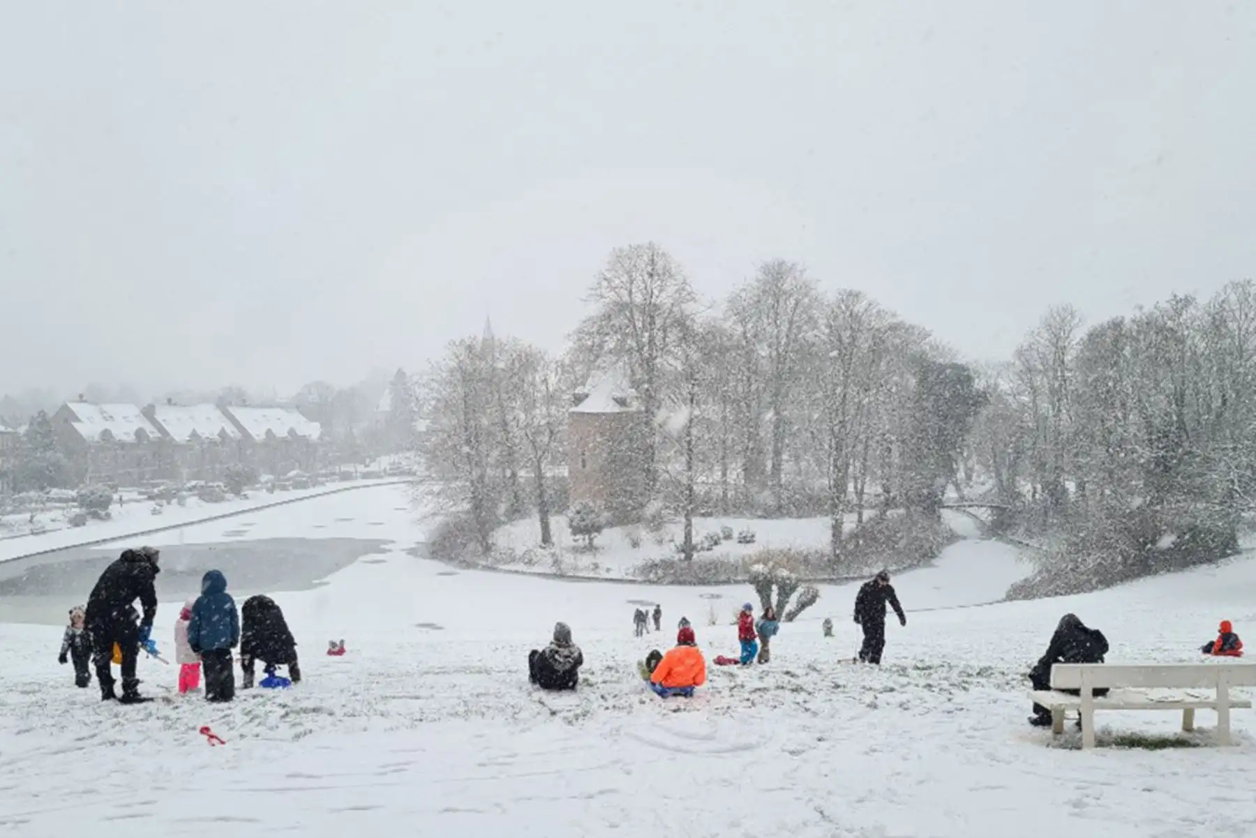 Un grupo de personas juega en trineos en un parque en Dilbeek, cerca de Bruselas, el 17 de enero de 2024. El Instituto Meteorológico Belga  pide a la población que evite viajar en lo posible, ya que se prevén nevadas de hasta de veinte centímetros en lugares del sur del país. Foto: AFP
