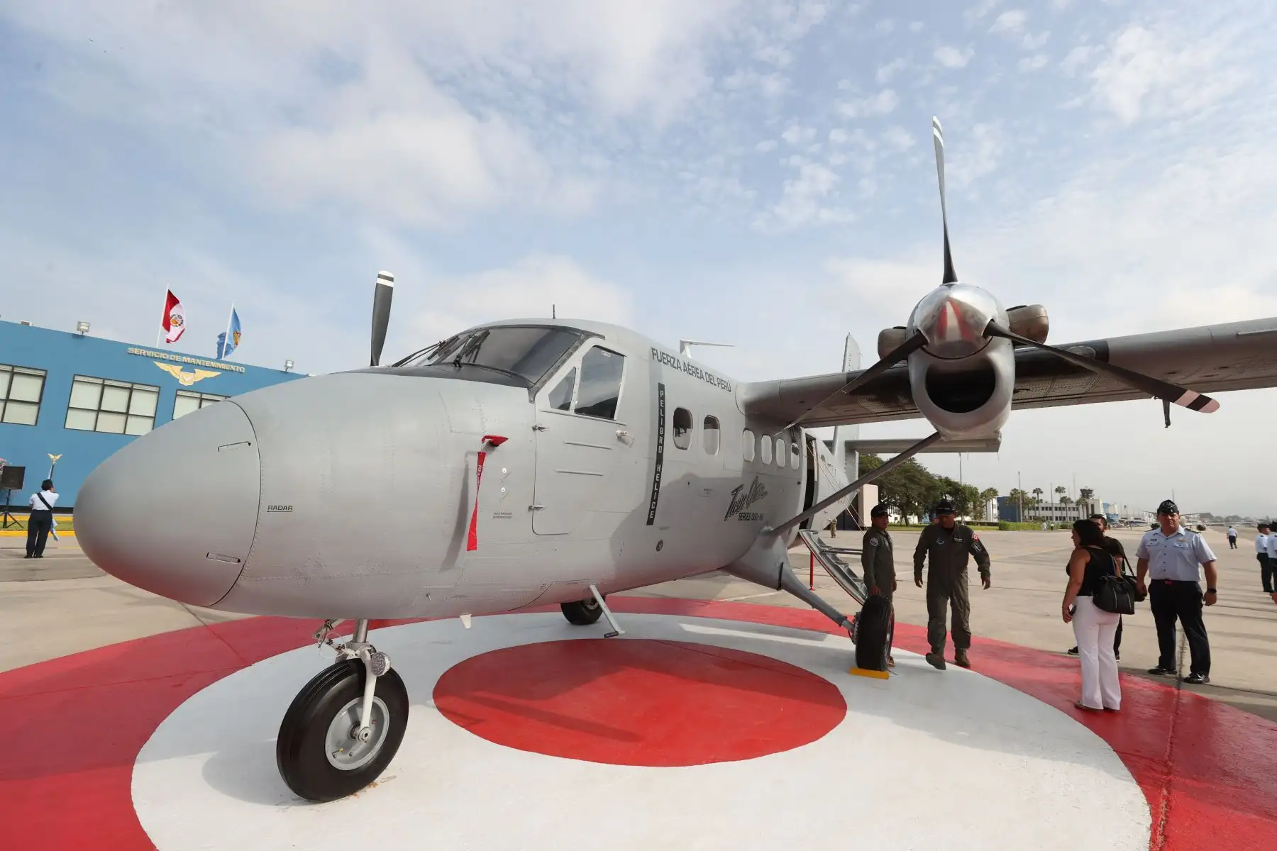 Ceremonia de reincorporación a la operatividad de aeronave de transporte Twin Otter repotenciada por la FAP en base Las Palmas que contó con la presencia de la presidenta Dina Boluarte y el ministro de Defensa, Jorge Chávez Cresta.

Foto: ANDINA/Juan Carlos Guzmán Negrini