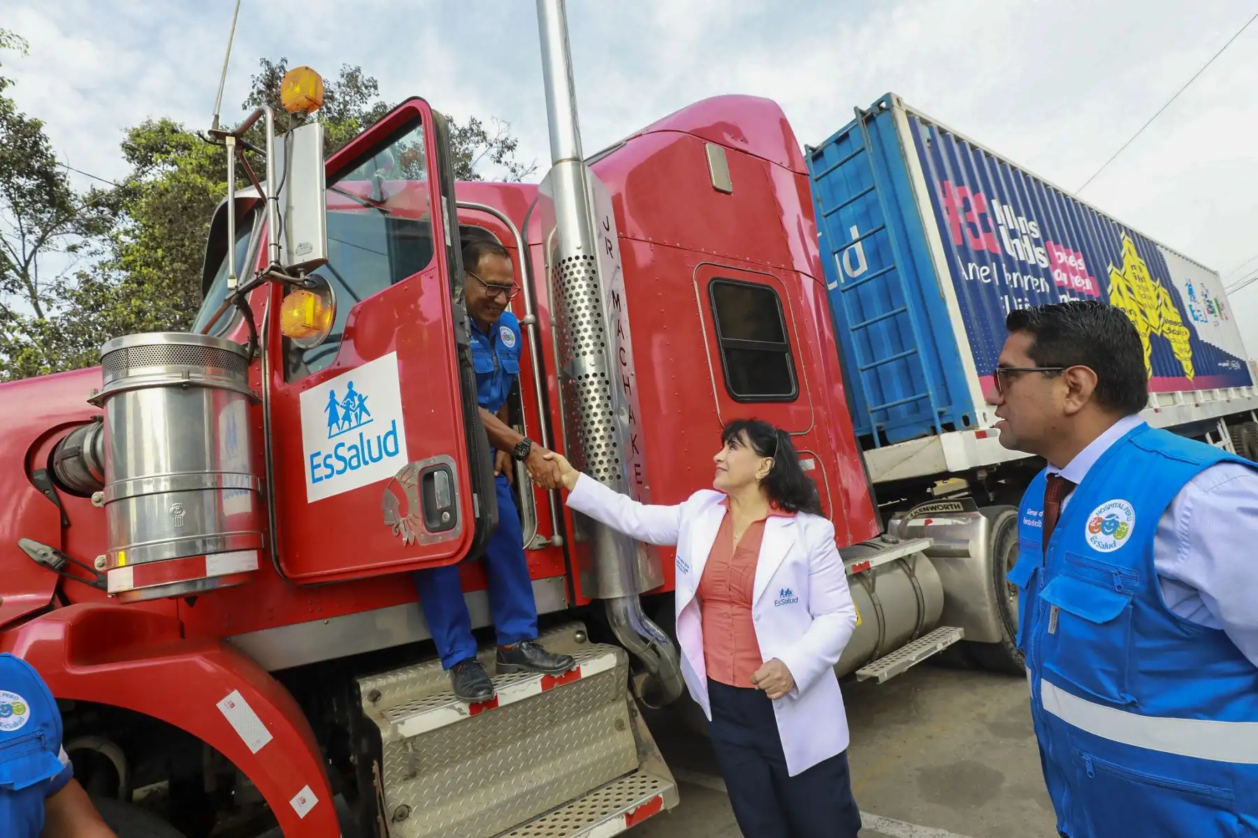 Ante la llegada del fenómeno El Niño y sus efectos en la población, el Seguro Social de Salud (EsSalud) enviará una brigada de médicos de Hospital Perú como contingencia, junto con 3 tráileres cargados con todo lo necesario para atender a las provincias que se verán afectadas por este recurrente evento natural.

Foto: ANDINA/Difusión