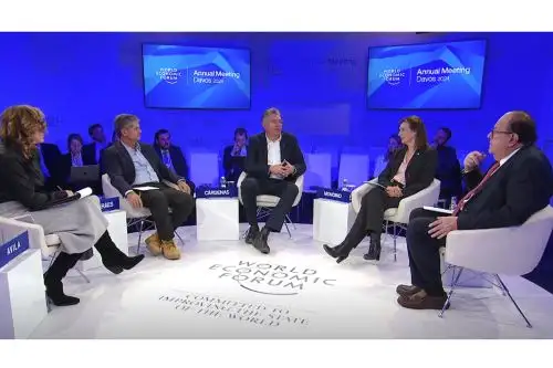Julio Velarde viene participando en el Foro Económico Mundial (WEF por sus siglas en inglés) en la ciudad de Davos, Suiza, encuentro que reúne a los líderes mundiales del ámbito político, así como gobernadores de bancos centrales, ministros de finanzas, académicos, directivos de las empresas más grandes del mundo e inversionistas de todo el orbe.  ANDINA/Difusión