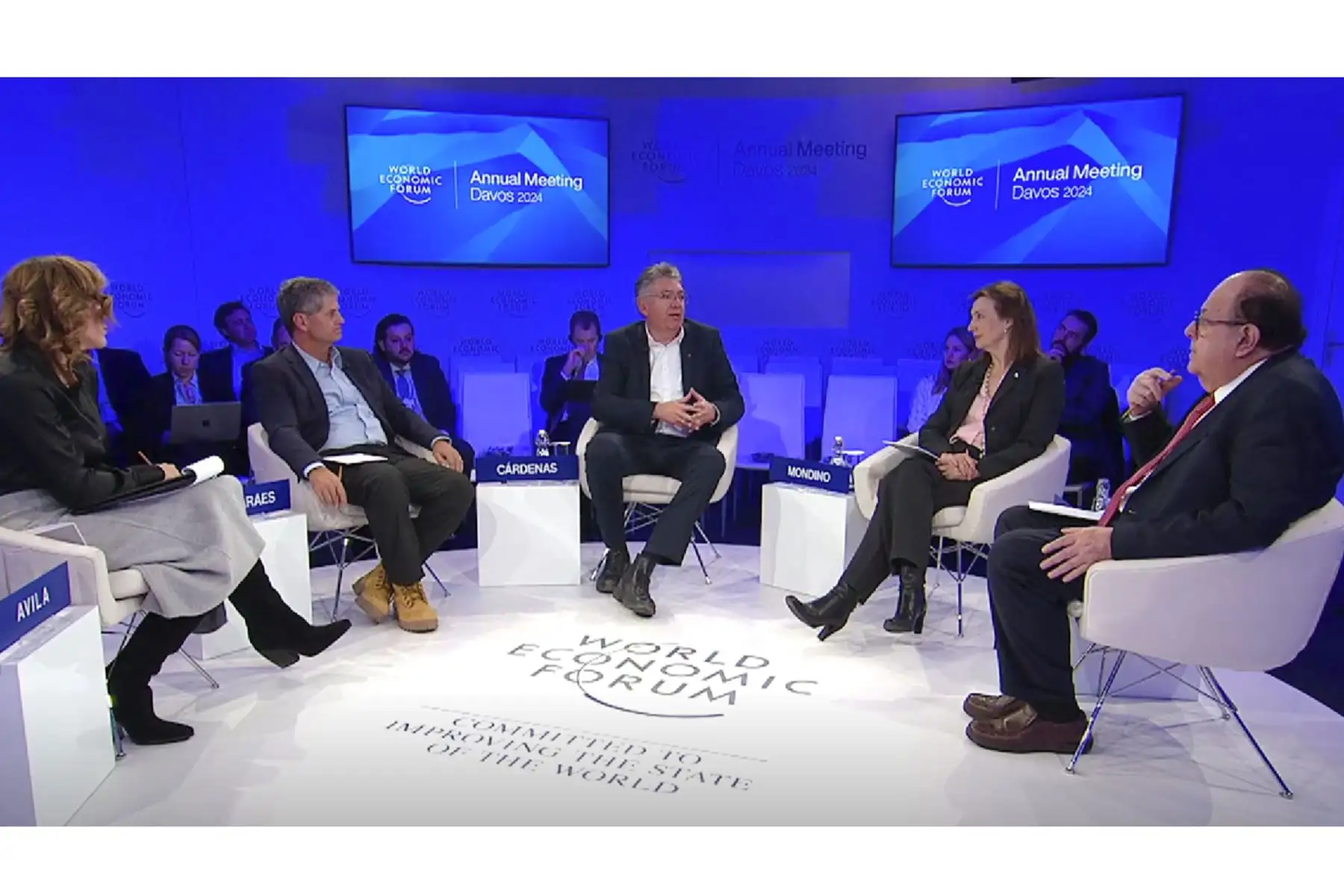 Julio Velarde viene participando en el Foro Económico Mundial (WEF por sus siglas en inglés) en la ciudad de Davos, Suiza, encuentro que reúne a los líderes mundiales del ámbito político, así como gobernadores de bancos centrales, ministros de finanzas, académicos, directivos de las empresas más grandes del mundo e inversionistas de todo el orbe.  ANDINA/Difusión
