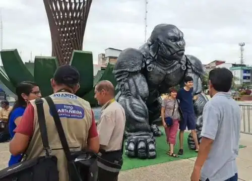 Una escultura de Optimus Primal, el personaje ficticio de la saga Los Transformers, fue instalada en la plaza de Armas de Tarapoto (San Martín) y causó sensación entre los pobladores y turistas que visitan esta ciudad. Foto: Jorge Quevedo
