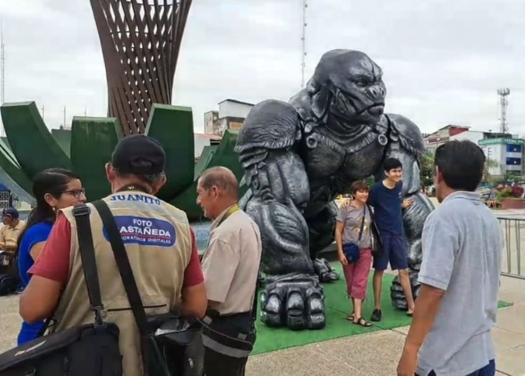 Una escultura de Optimus Primal, el personaje ficticio de la saga Los Transformers, fue instalada en la plaza de Armas de Tarapoto (San Martín) y causó sensación entre los pobladores y turistas que visitan esta ciudad. Foto: Jorge Quevedo